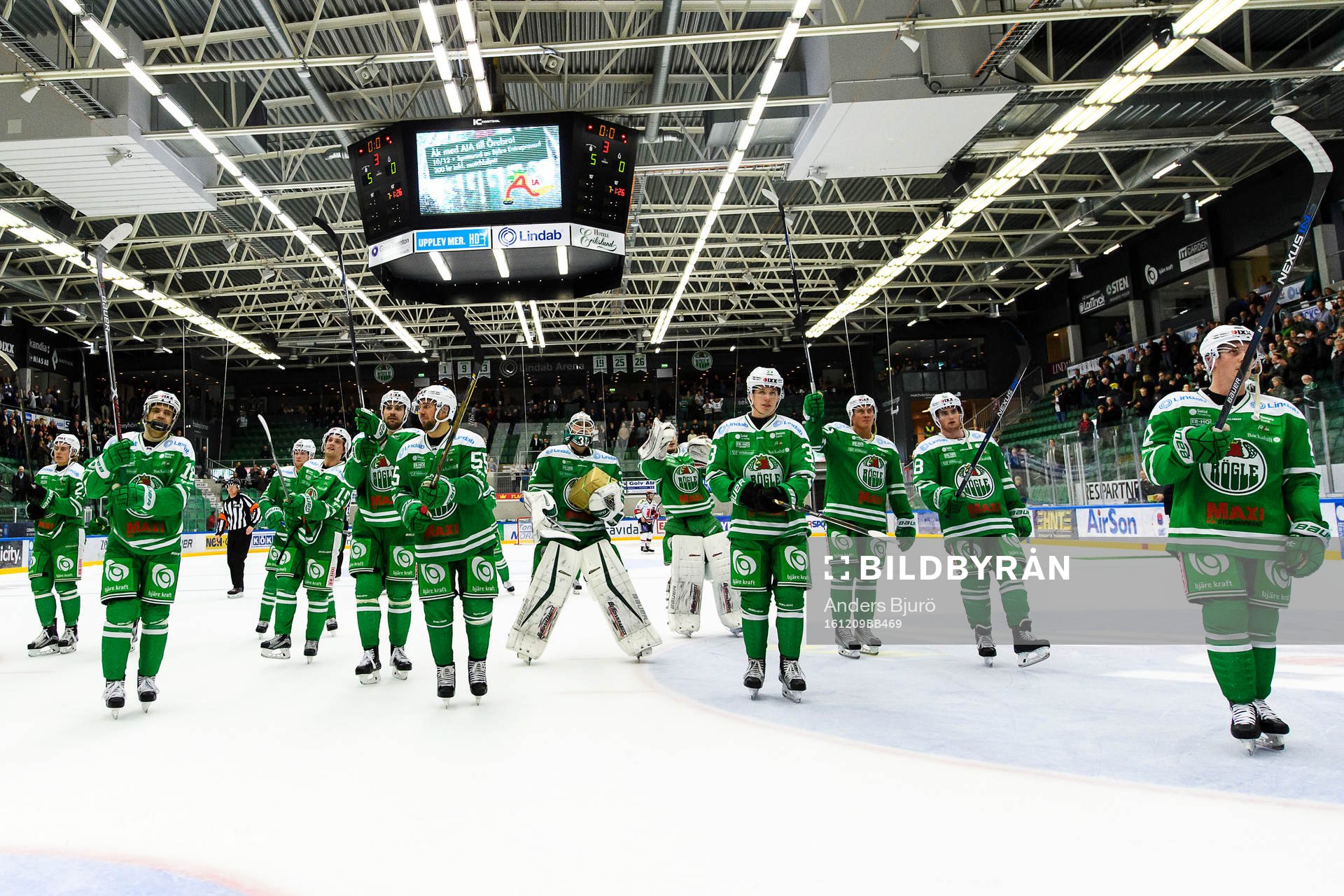 Rögles spelare jublar och tackar sina supporters