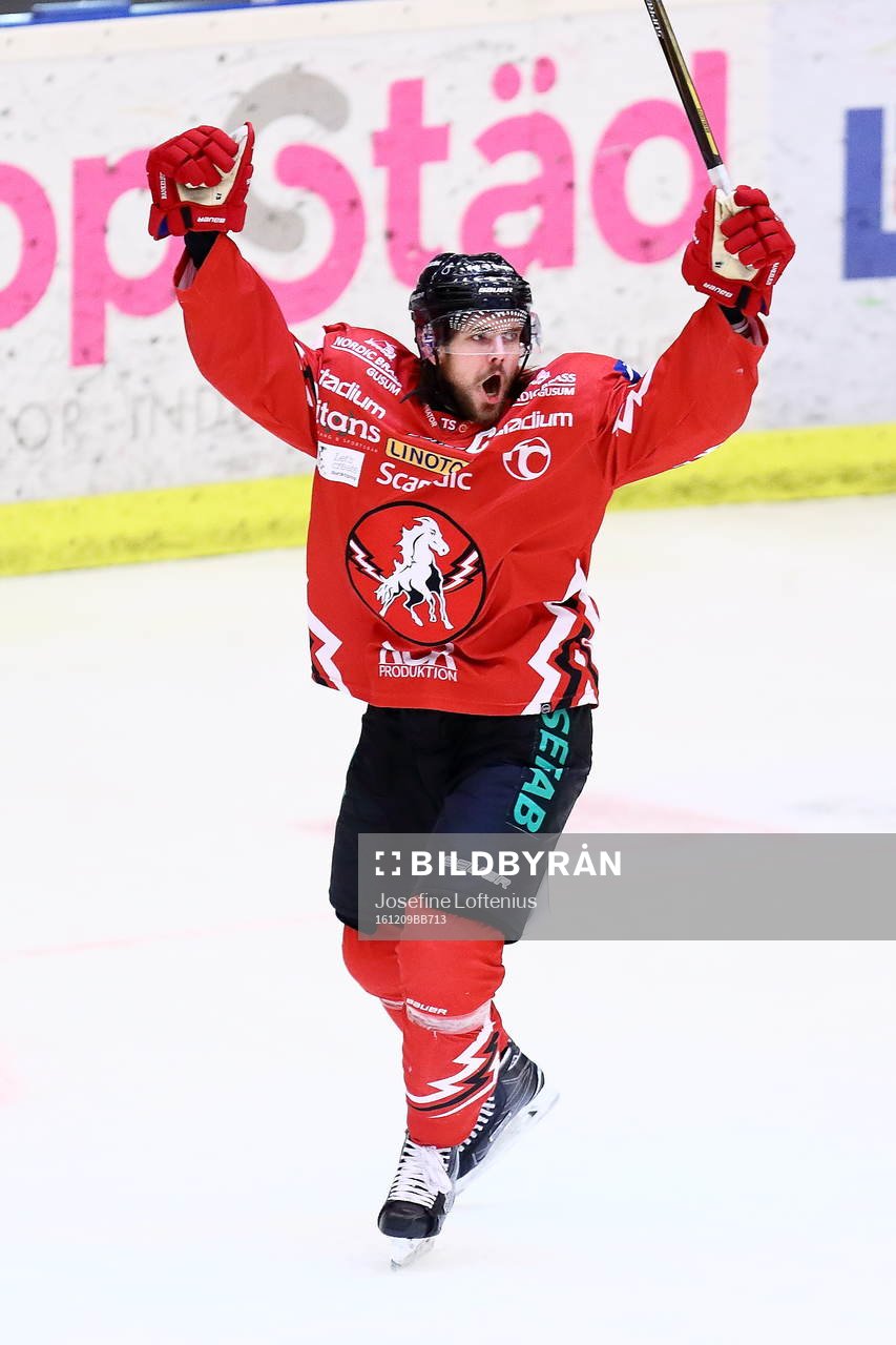 Vita Hästens Henrik Bankelius jublar