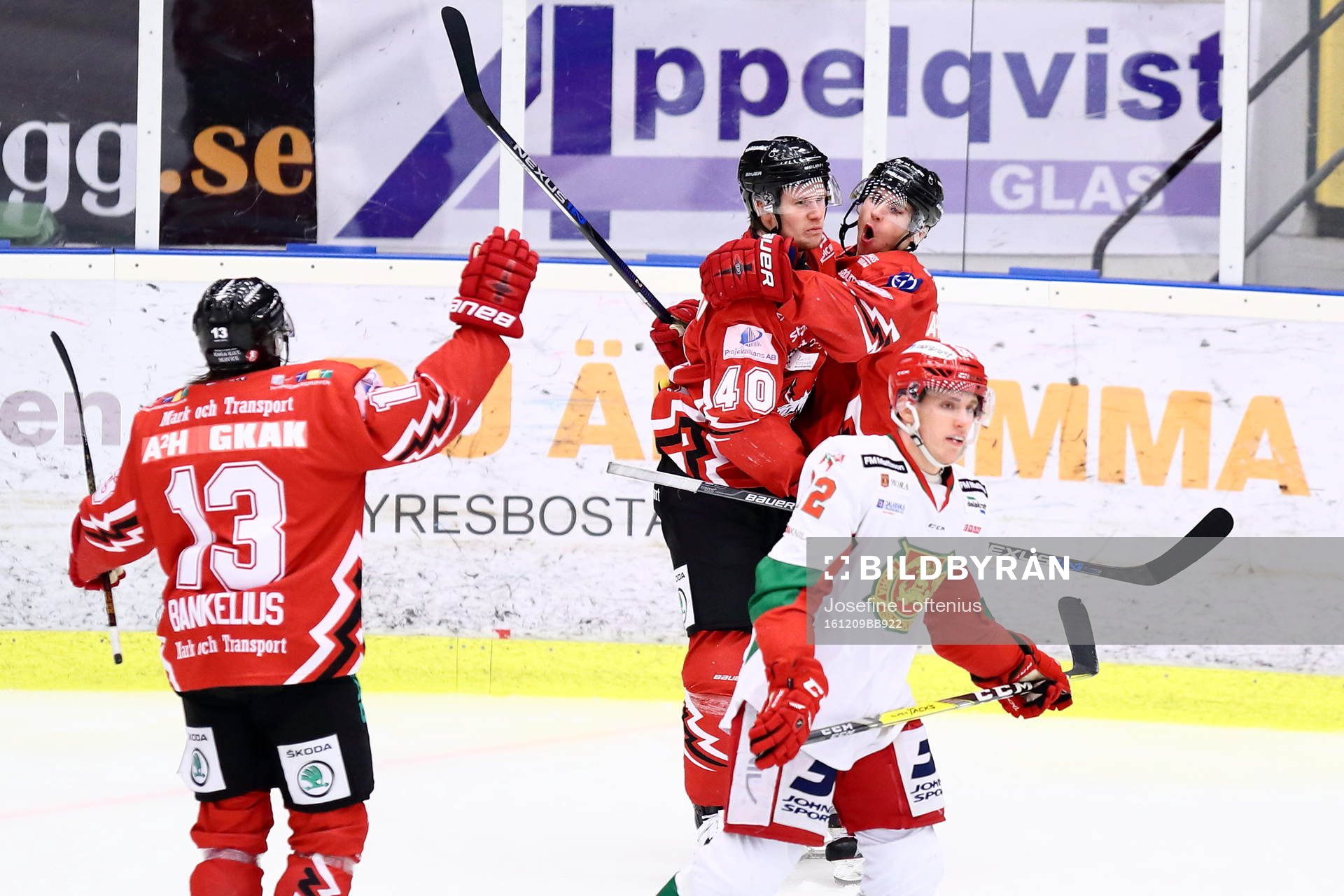 Vita Hästens Mattias Kalin blir omkramad