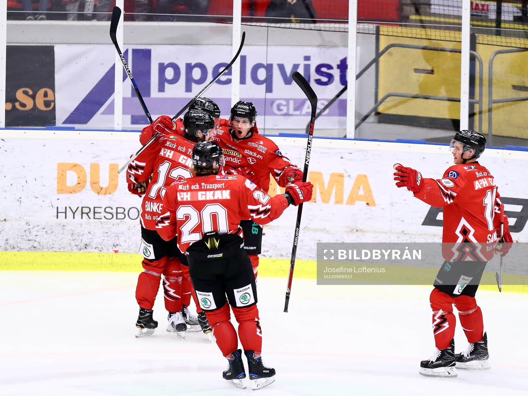 Vita Hästens Mattias Kalin blir omkramad