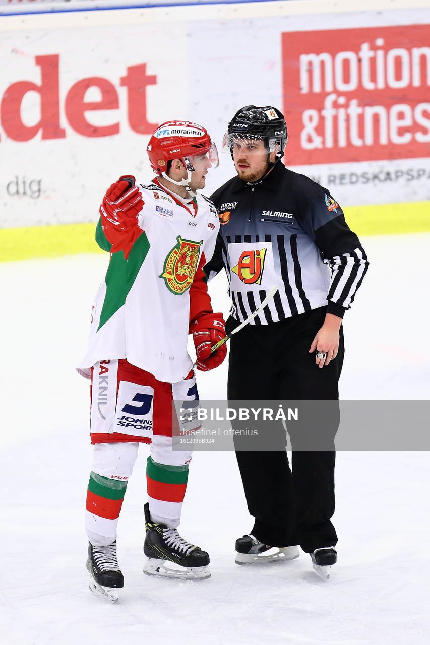 Moras Kevin Goumas pratar med domaren