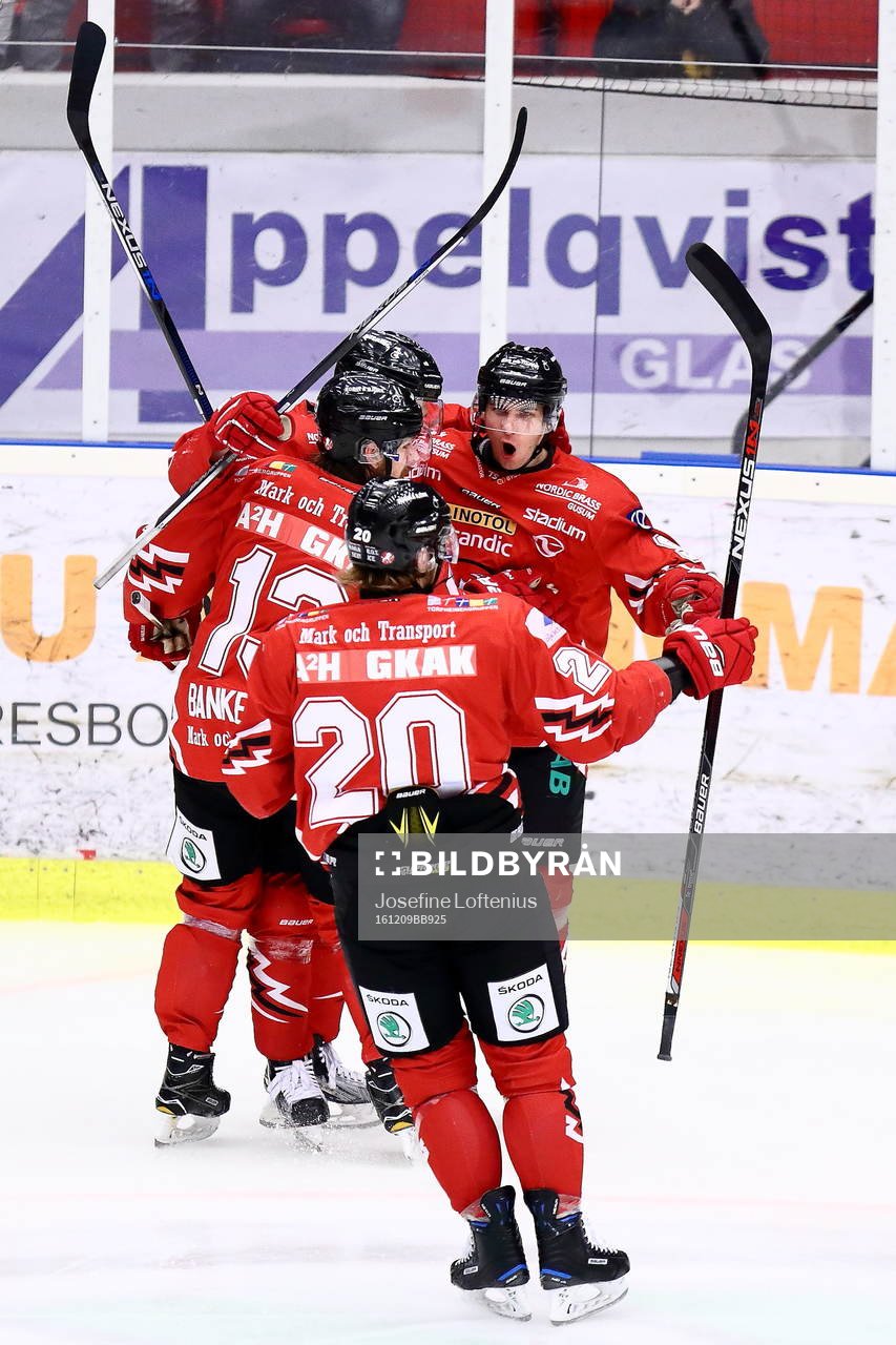 Vita Hästens Mattias Kalin blir omkramad