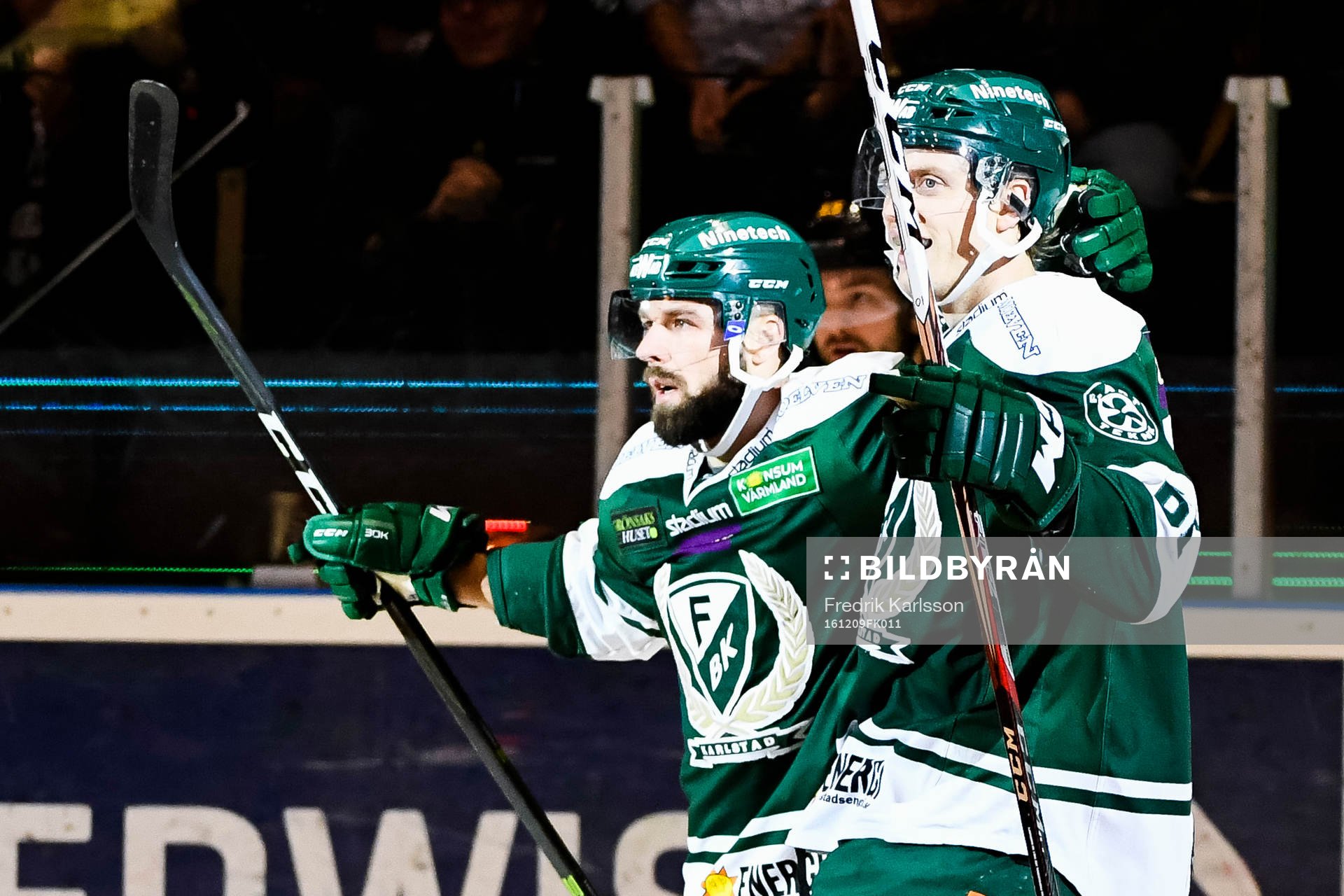 Färjestads Milan Gulas och Johan Ryno jublar