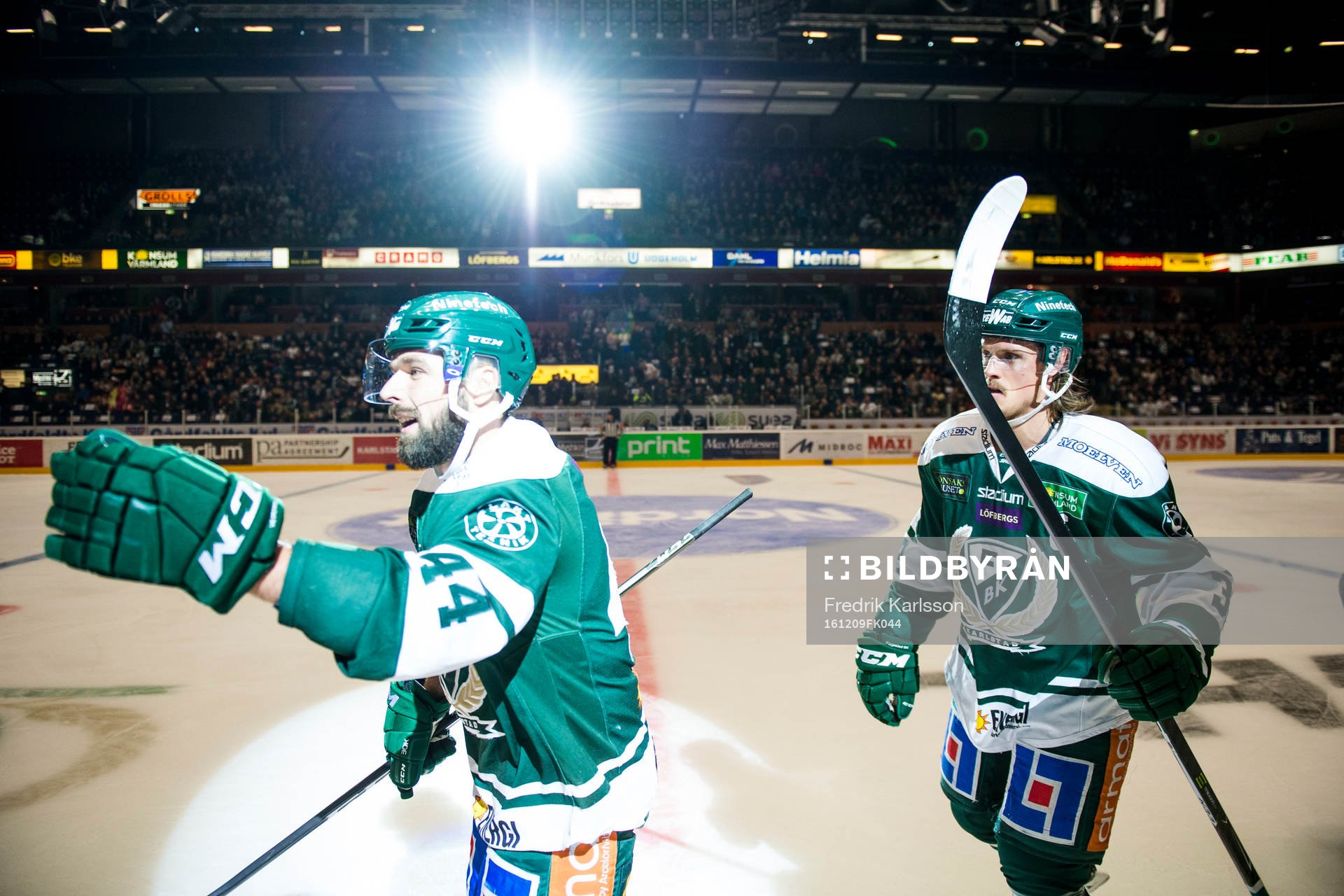 Färjestads Milan Gulas och Magnus Nygren jublar