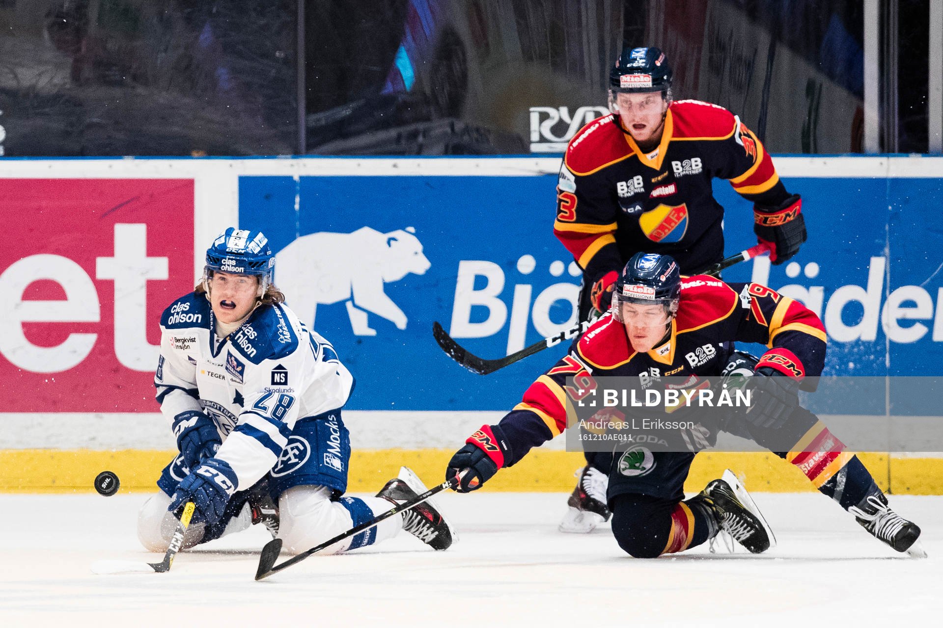 Leksands William Wikman i kamp om pucken med Djurgårdens