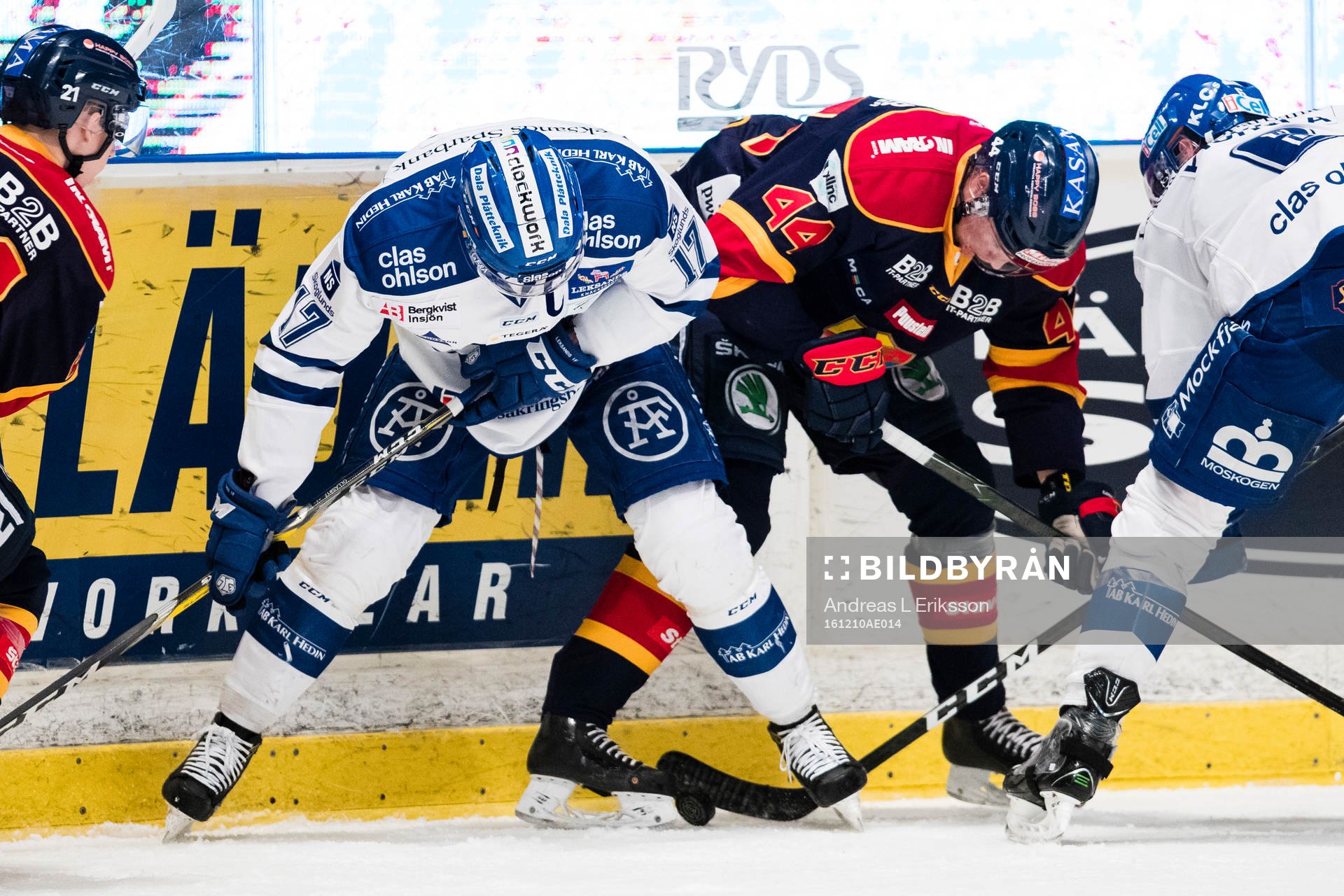 Leksands Jesper Ollas i kamp om pucken med Djurgårdens
