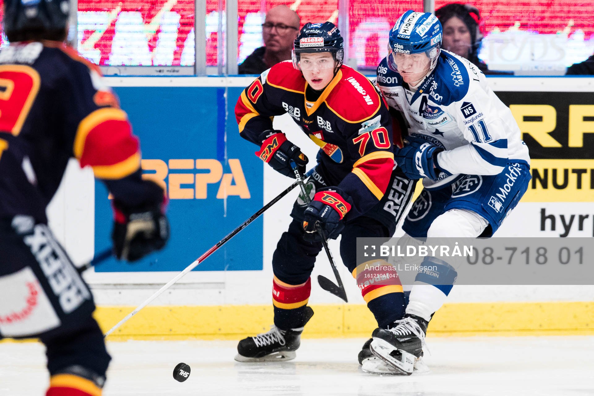 Djurgårdens Marcus Davidsson i kamp om pucken med Leksands