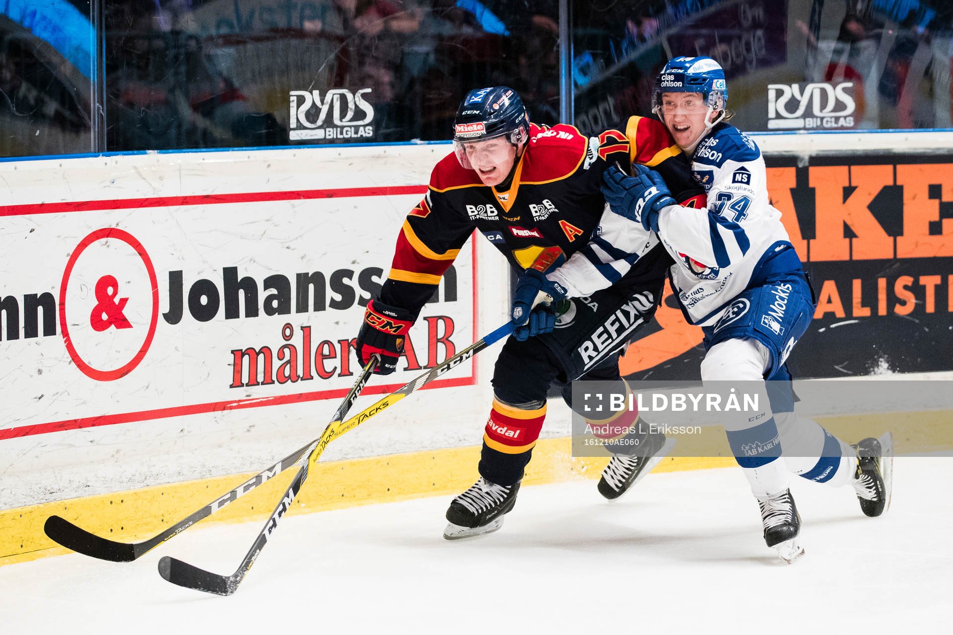 Djurgårdens Henrik Eriksson i kamp om pucken med Leksands