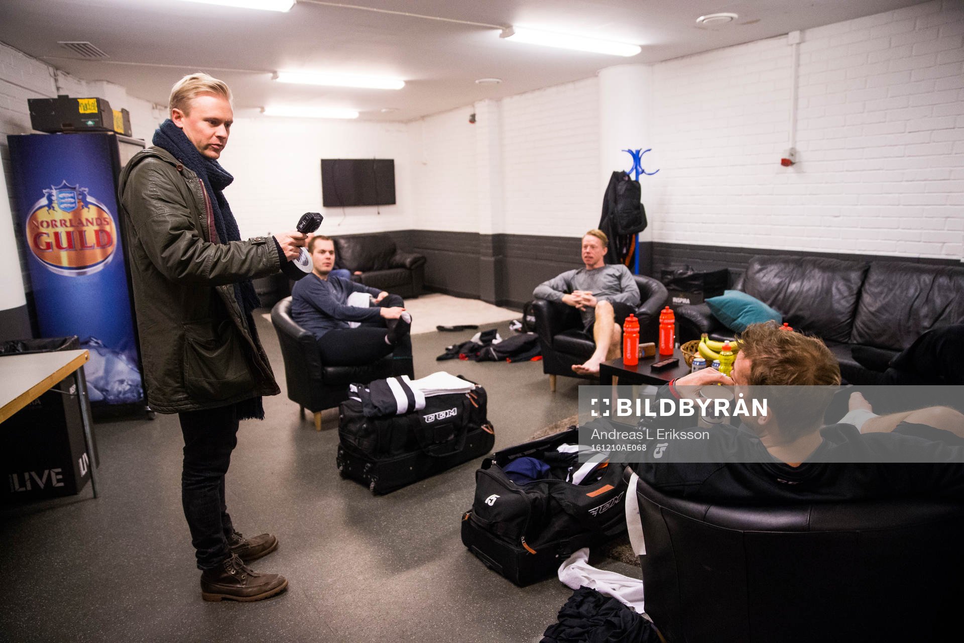 Bildbyråns fotograf Joel Marklund visar domarteamet en