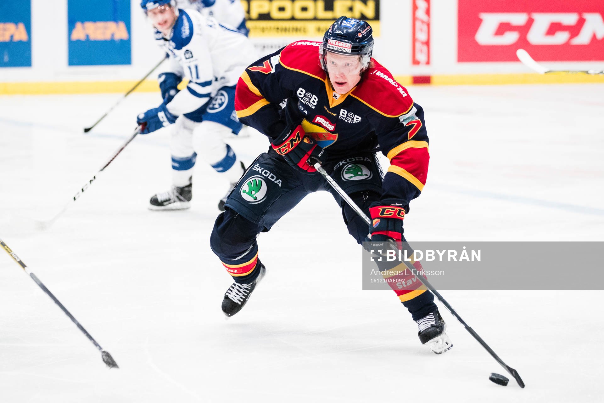 Djurgårdens Emil Johansson med pucken