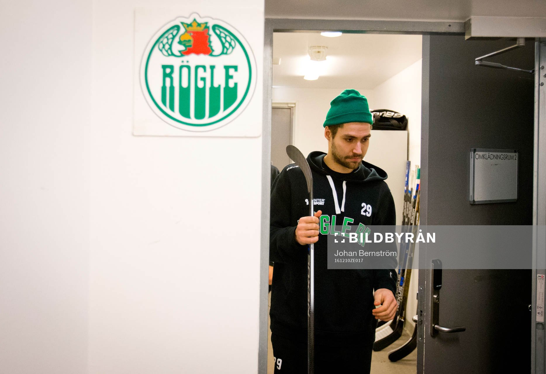 Rögles Ludvig Rensfeldt tejpar klubban