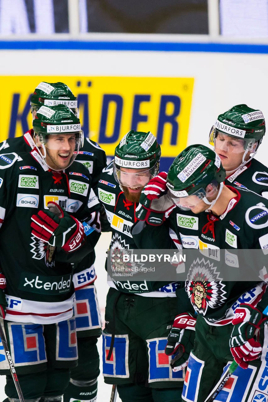 Frölundas Matt Donovan och Robin Figren  jublar med Johan