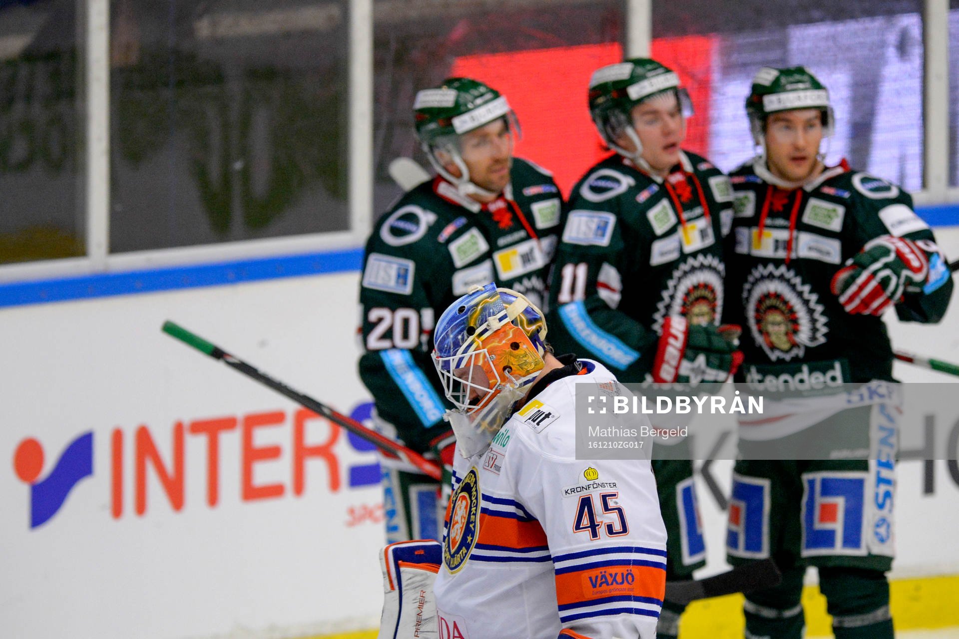 Växjös målvakt Viktor Andrén deppar