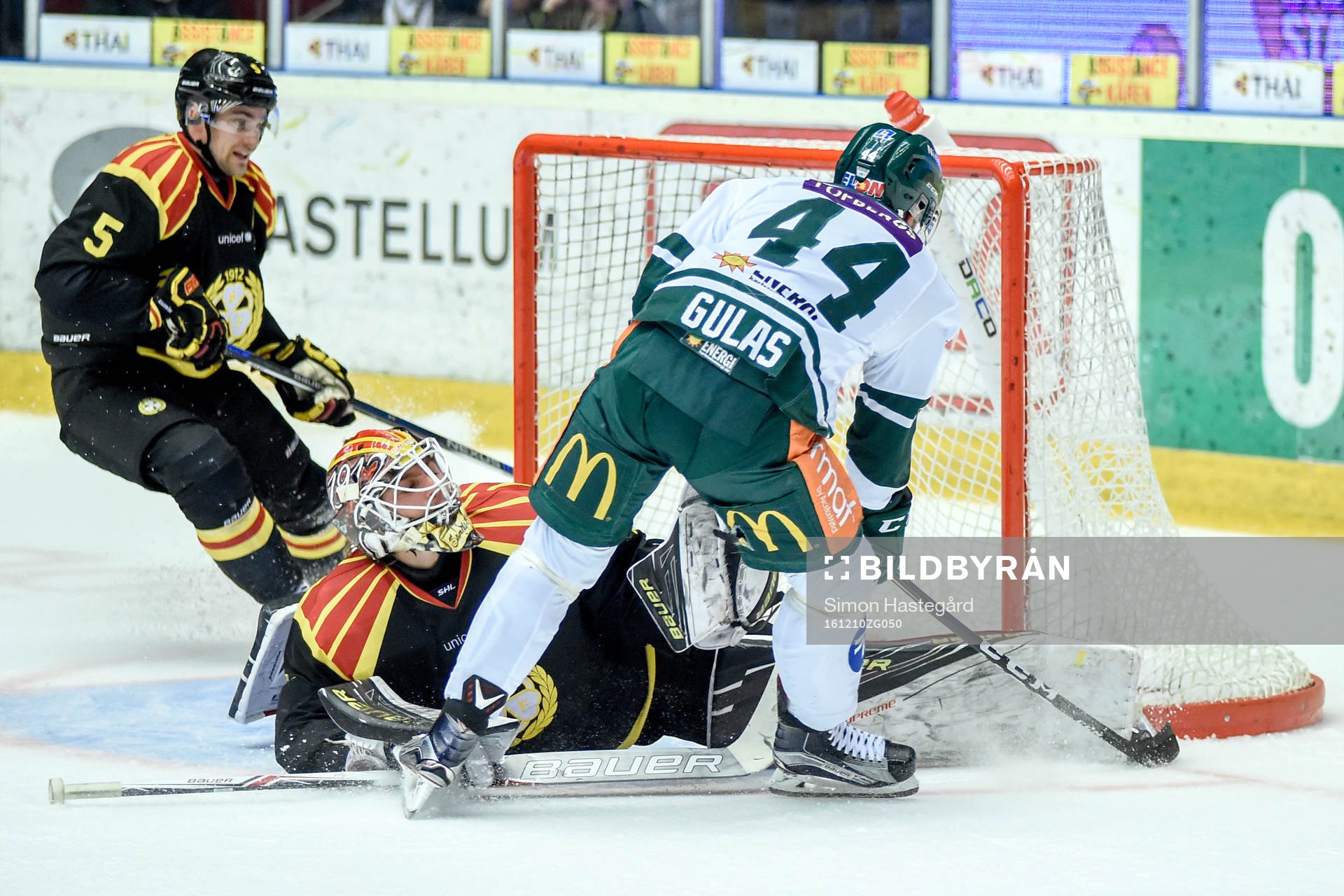 Brynäs målvakt Felix Sandström och Lukas Kilström och