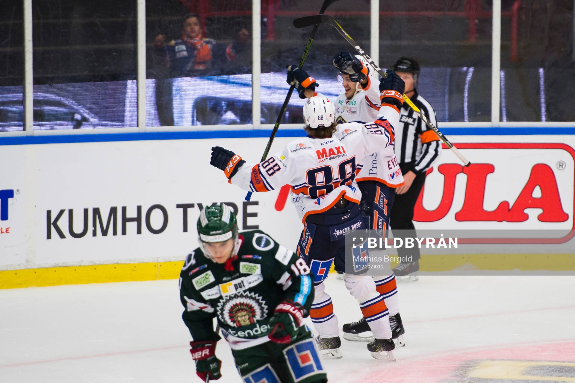Växjös Adam Brodecki jublar med Dennis Everberg som