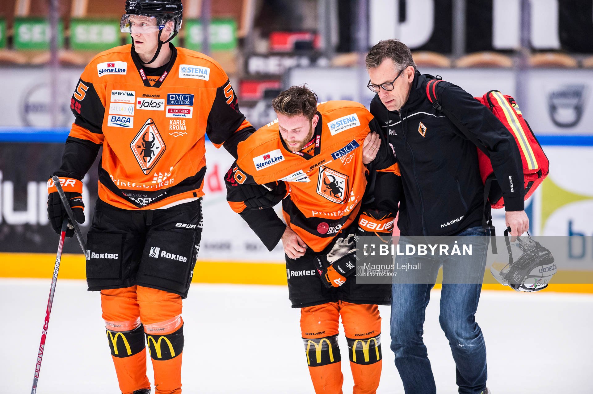 Karlskronas Mattias Guter har ont och leds ut