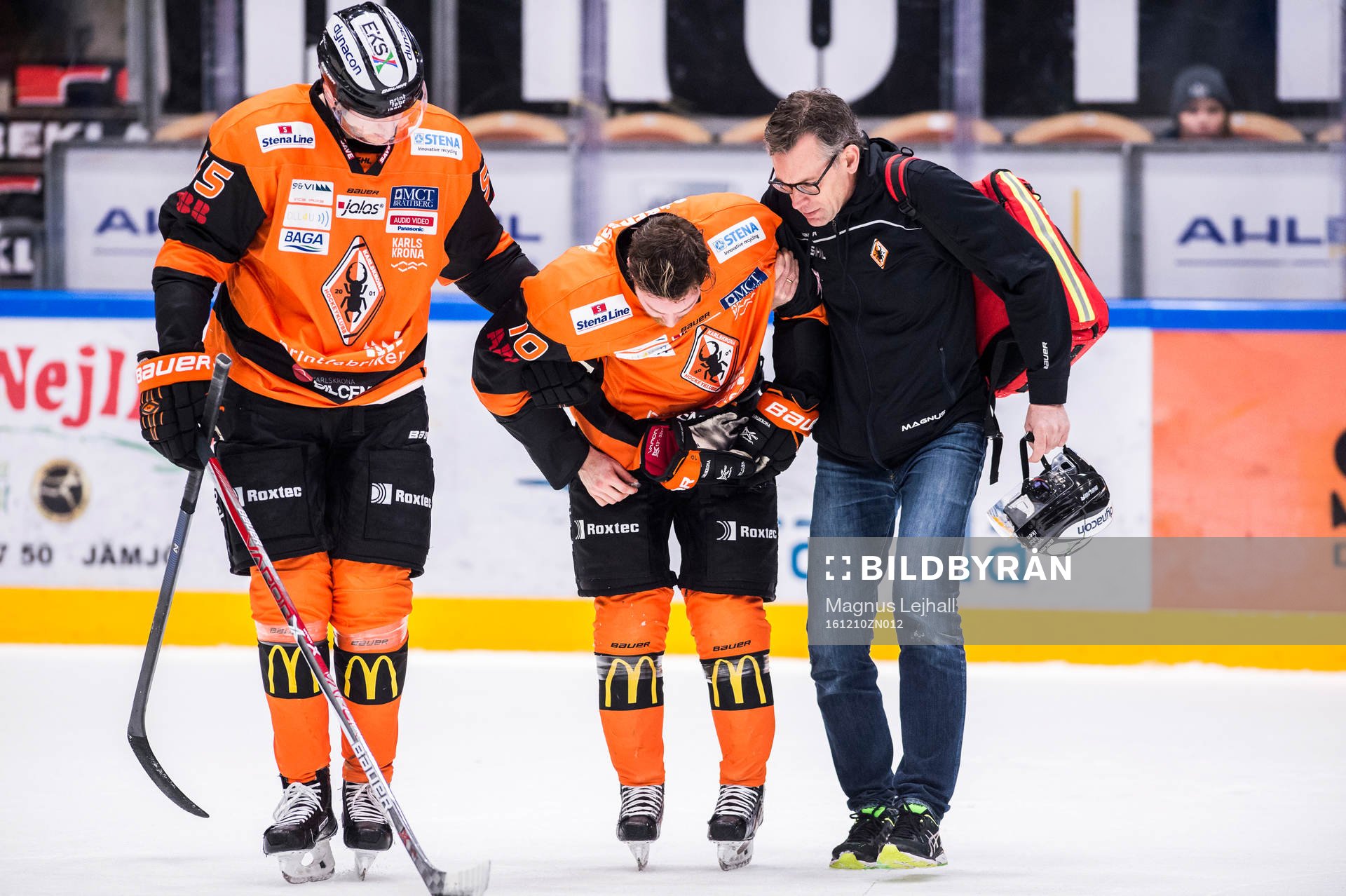 Karlskronas Mattias Guter leds ut av David Printz och
