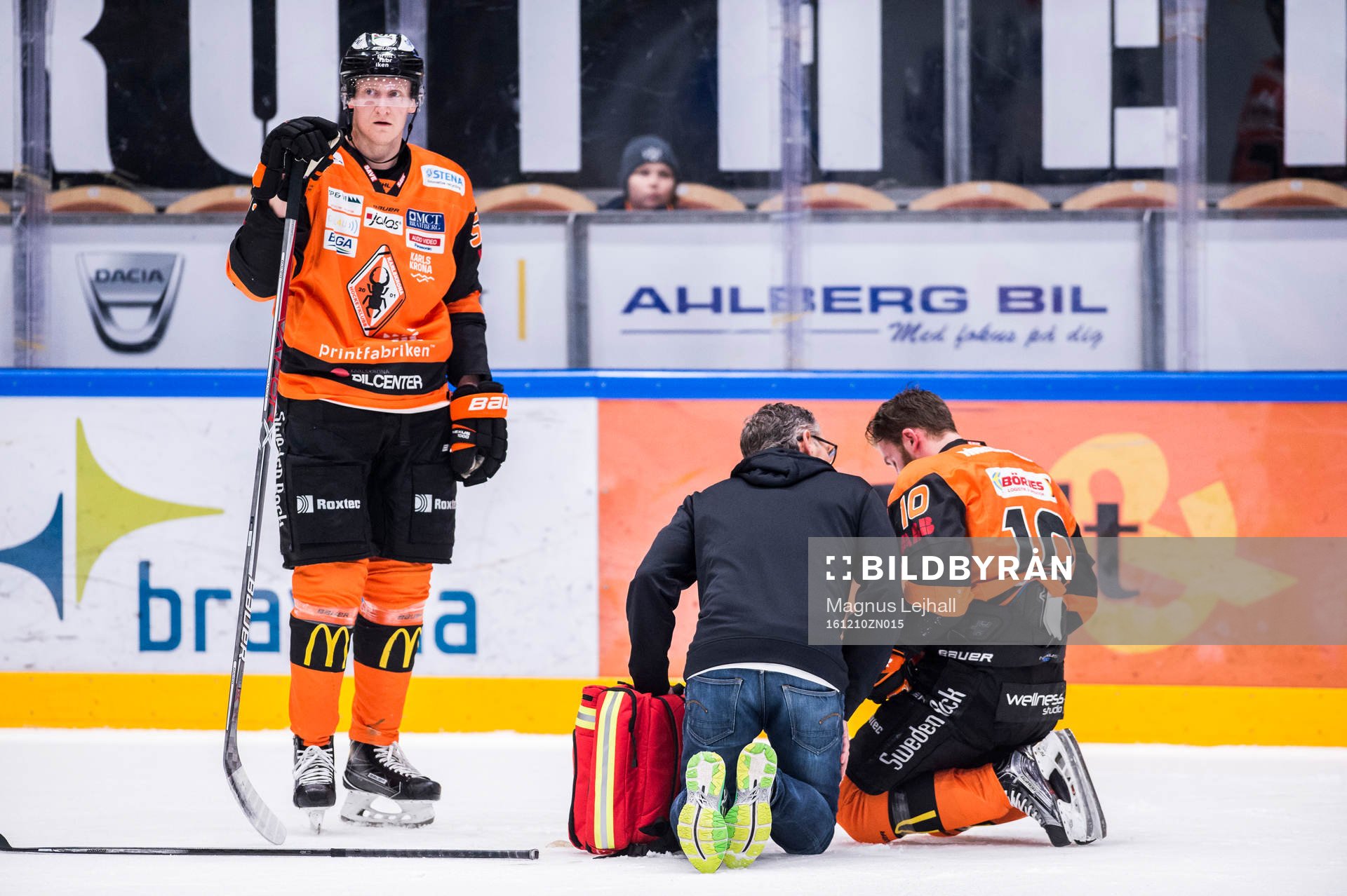 Karlskronas Mattias Guter på isen med läkare