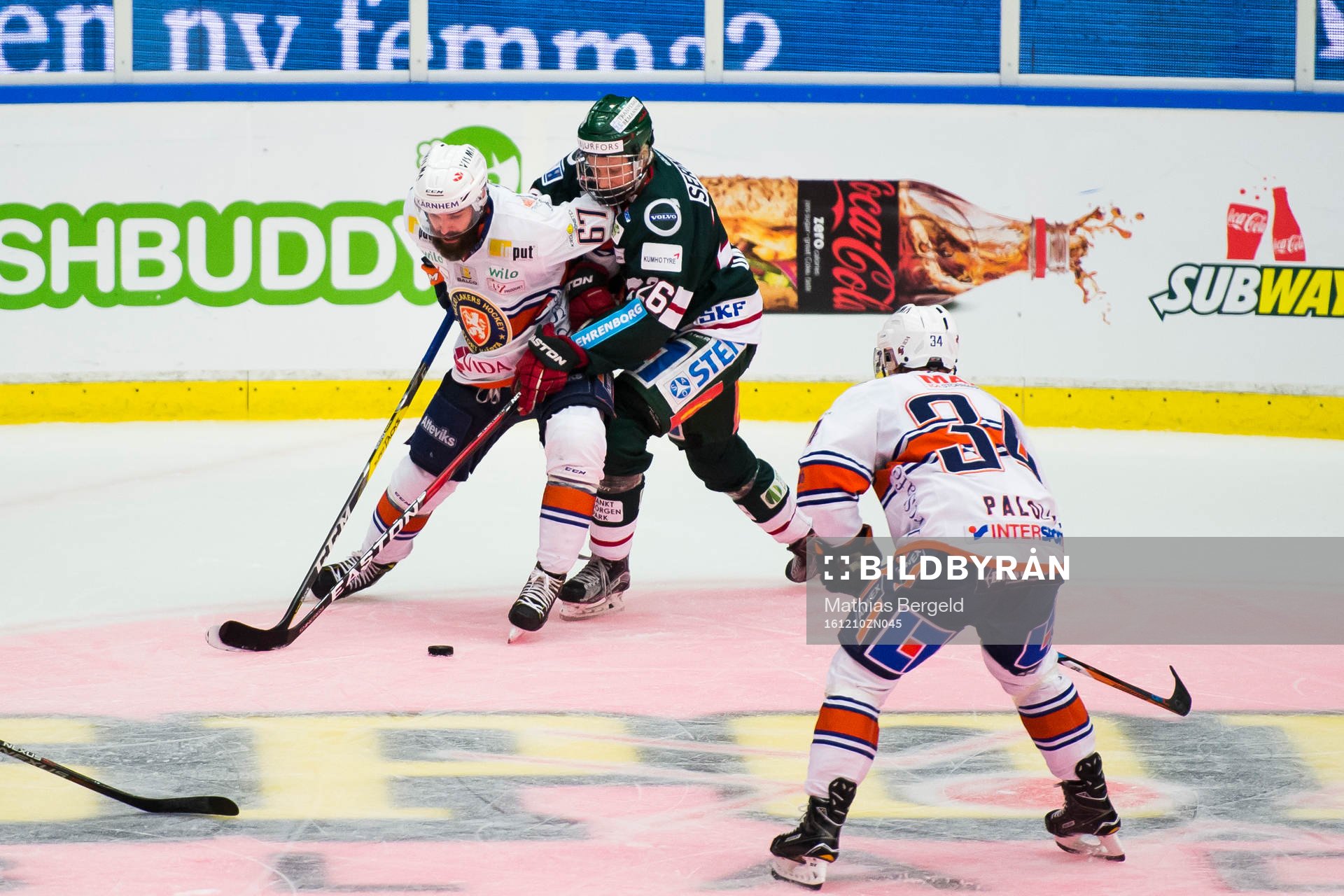 Växjös Olli Palola ser Linus Fröberg i kamp om pucken