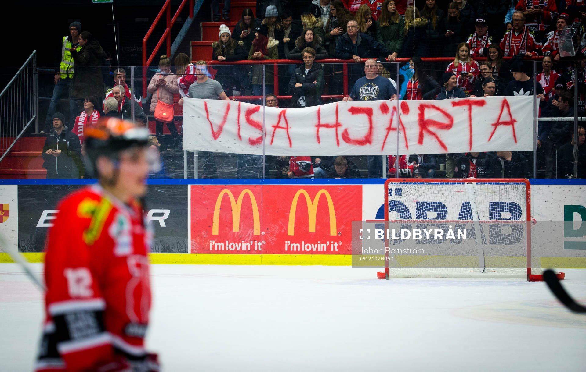 Örebropubliken håller upp en banderoll med texten visa