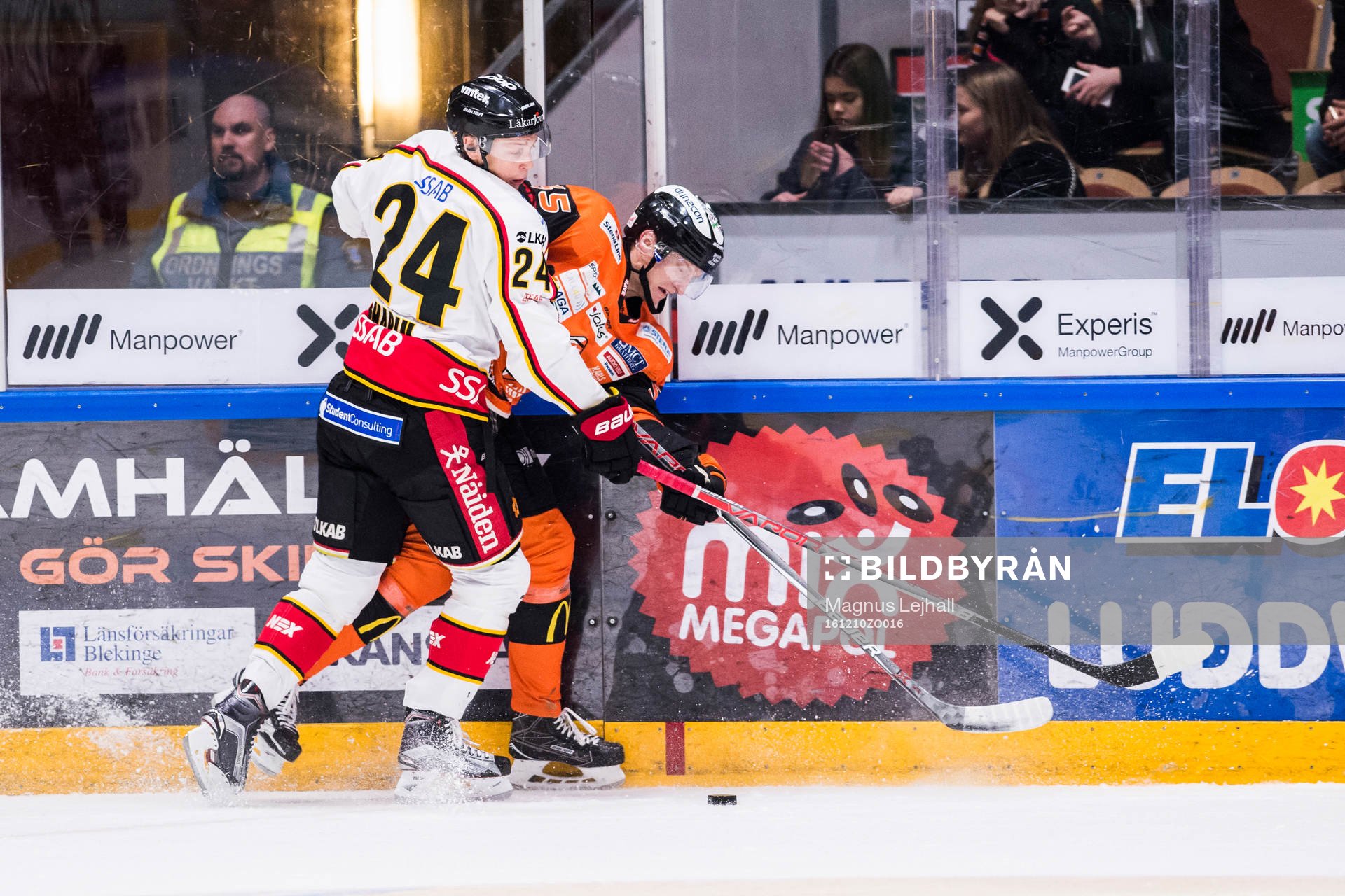 Luleås Johan Harju och Karlskronas David Printz i kamp om