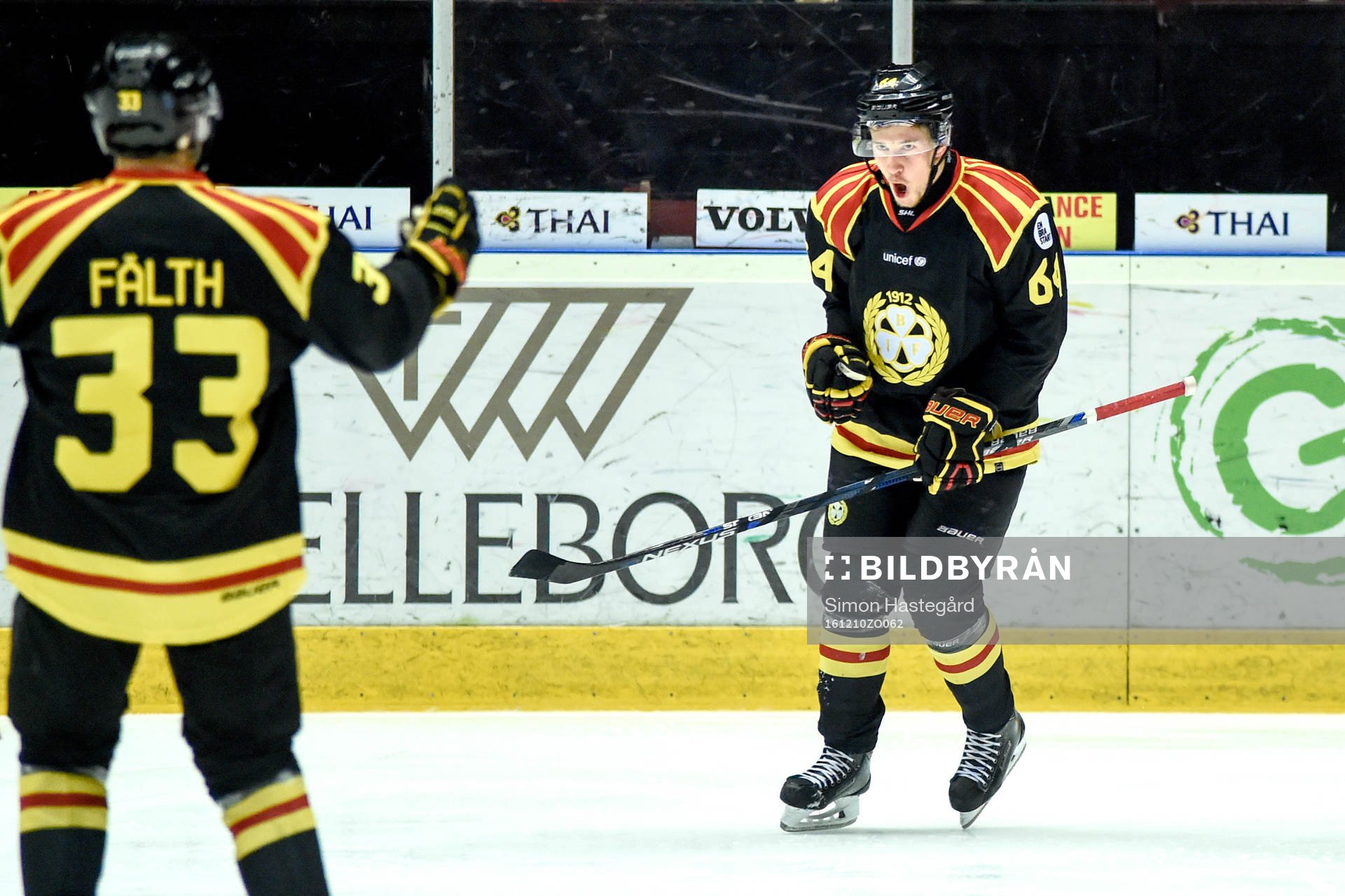Brynäs Elias Fälth  och Jonathan Pudas jublar
