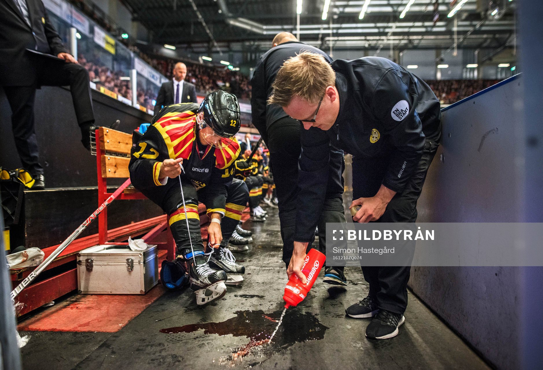 Brynäs Gustaf Thorell knyter skridskorna samtidigt som en