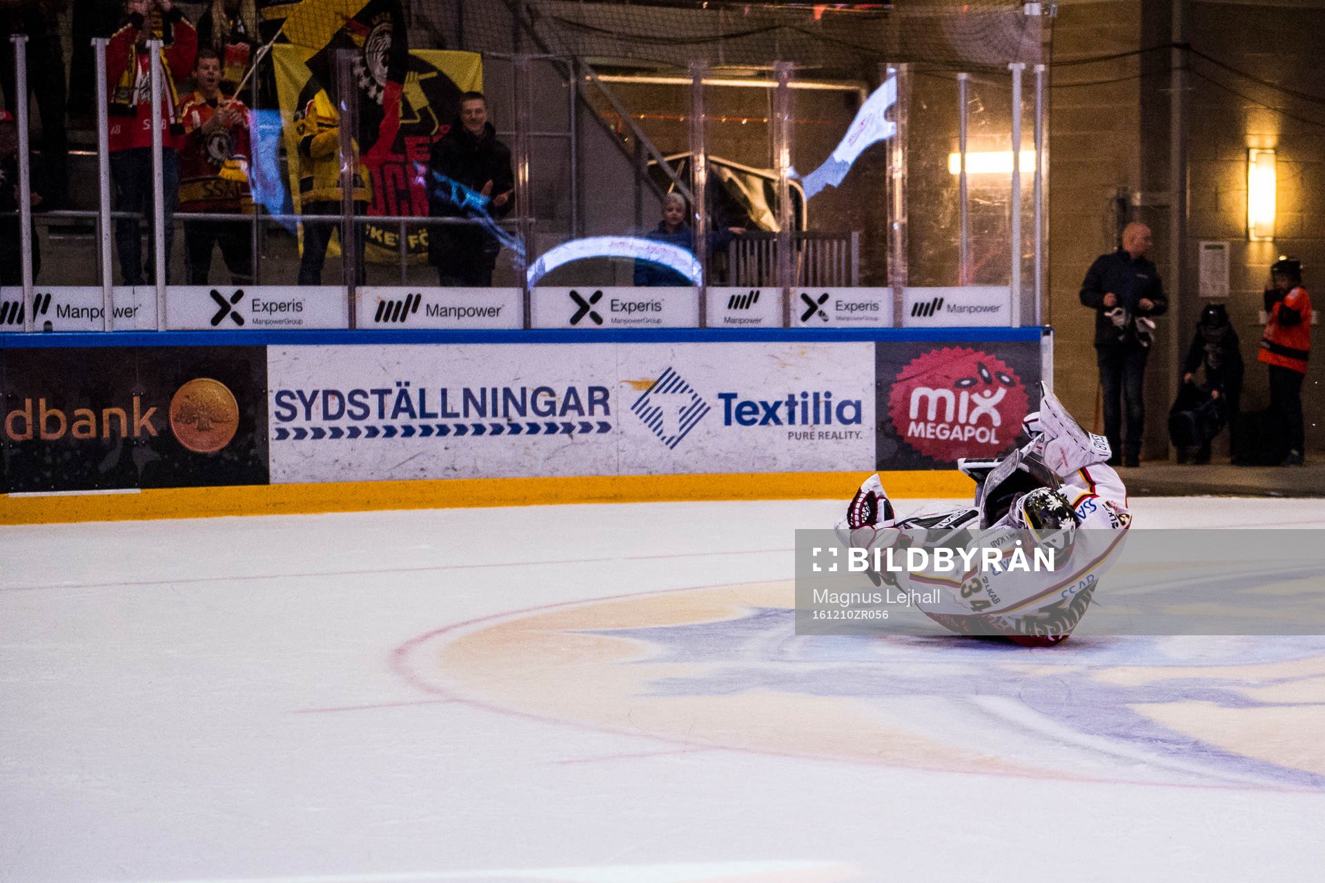 Luleås målvakt Joel Lassinatti dansar för supportrarna