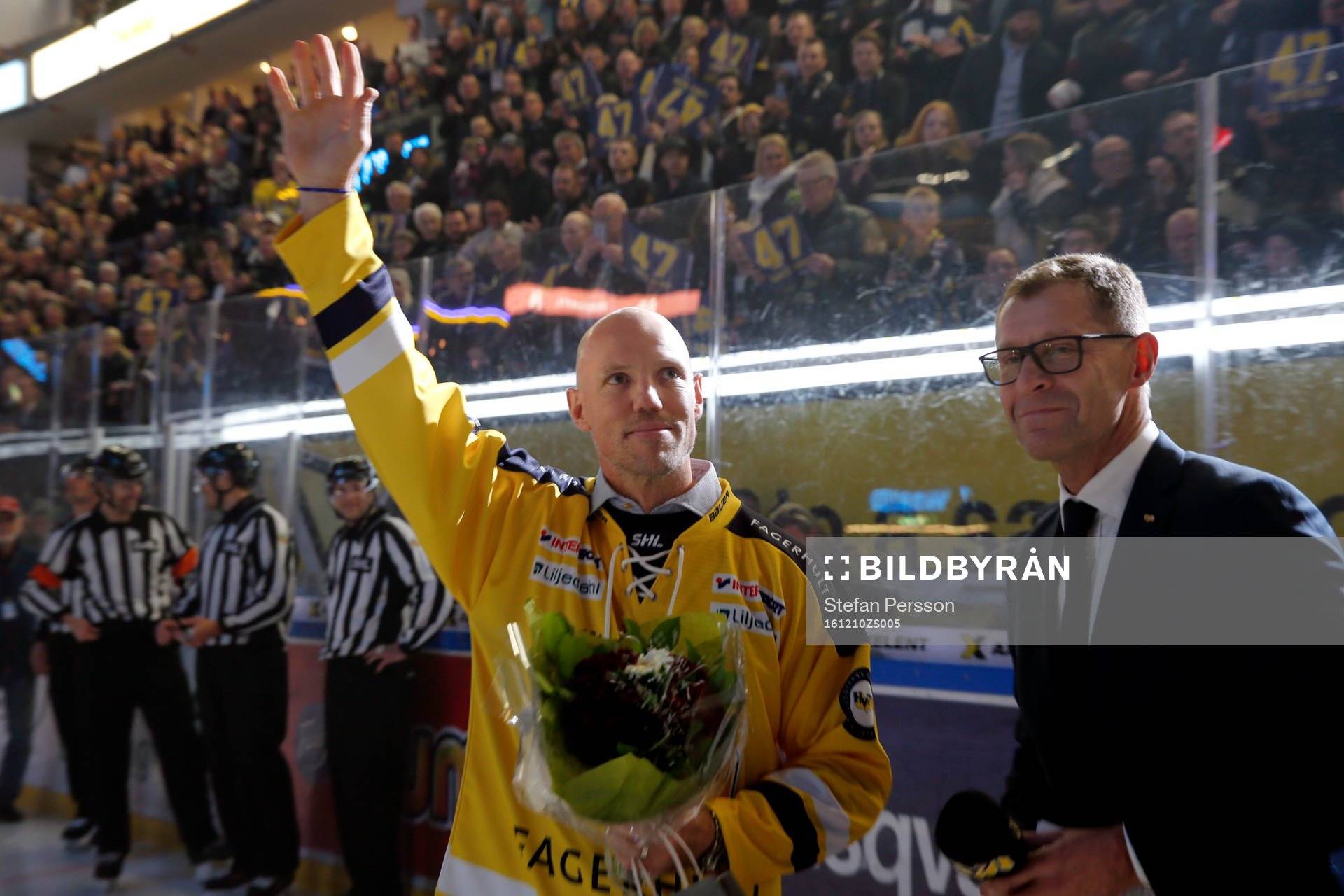 s förre spelare Lance Ward hyllades innan ishockeymatchen