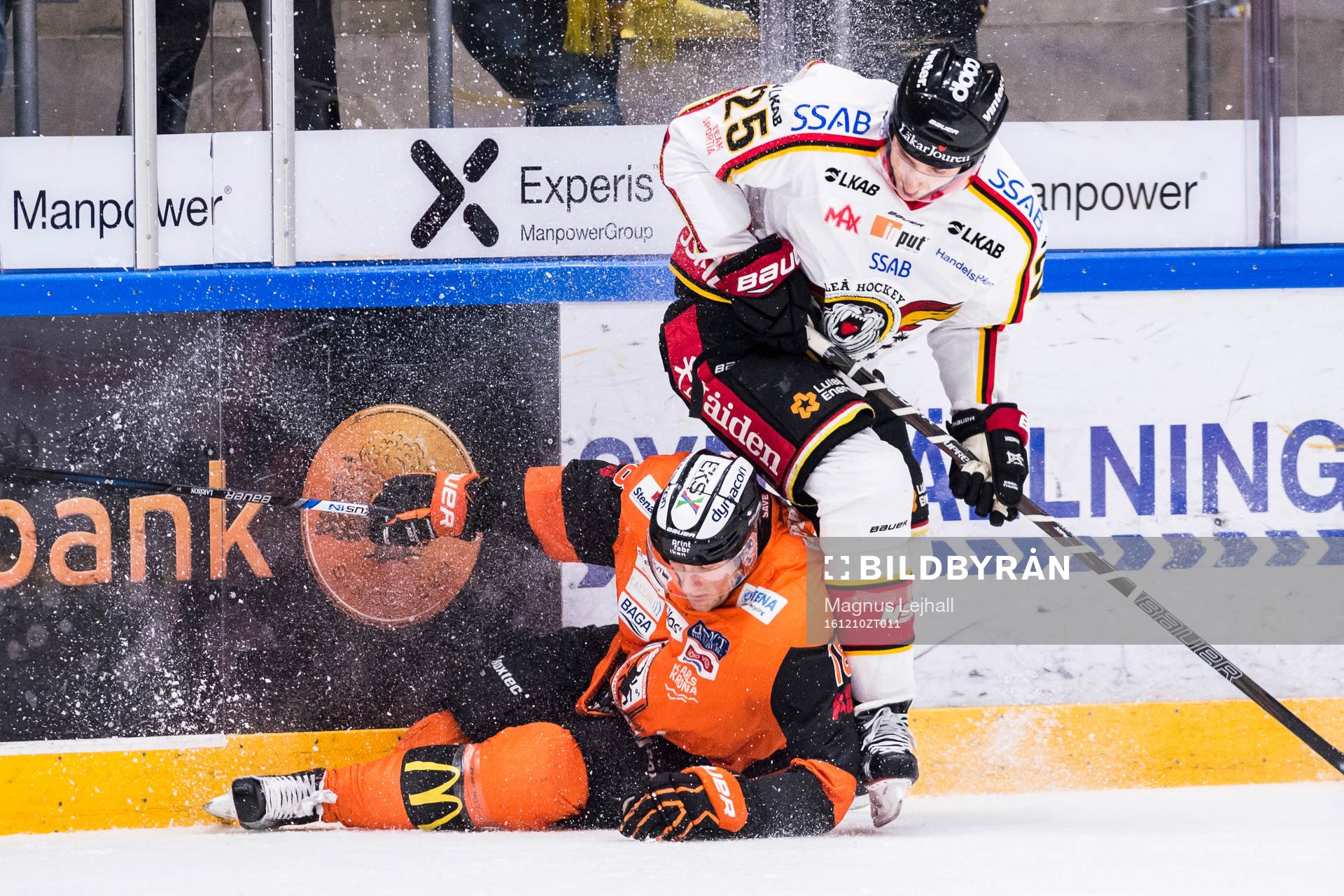 Karlskronas Emil Larsson och Luleås Anton Hedman i närkamp