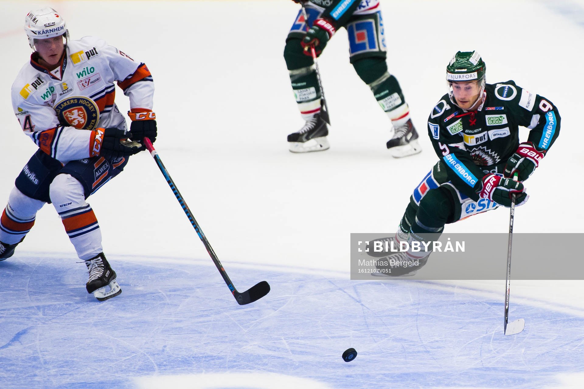 Frölundas Casey Wellman i kamp om pucken med Växjös
