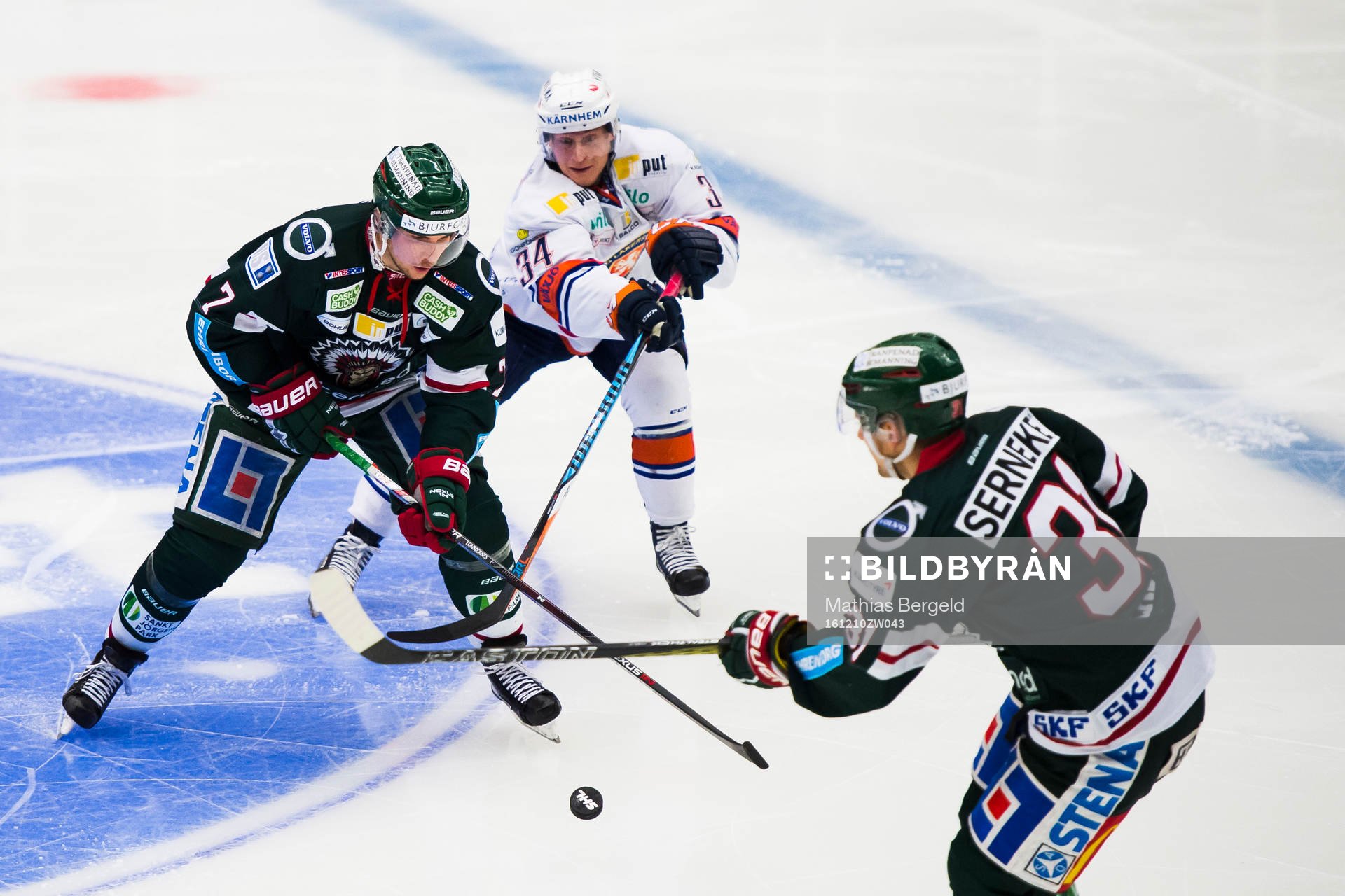 Frölundas Henrik Tömmernes och Nicklas Lasu i kamp om