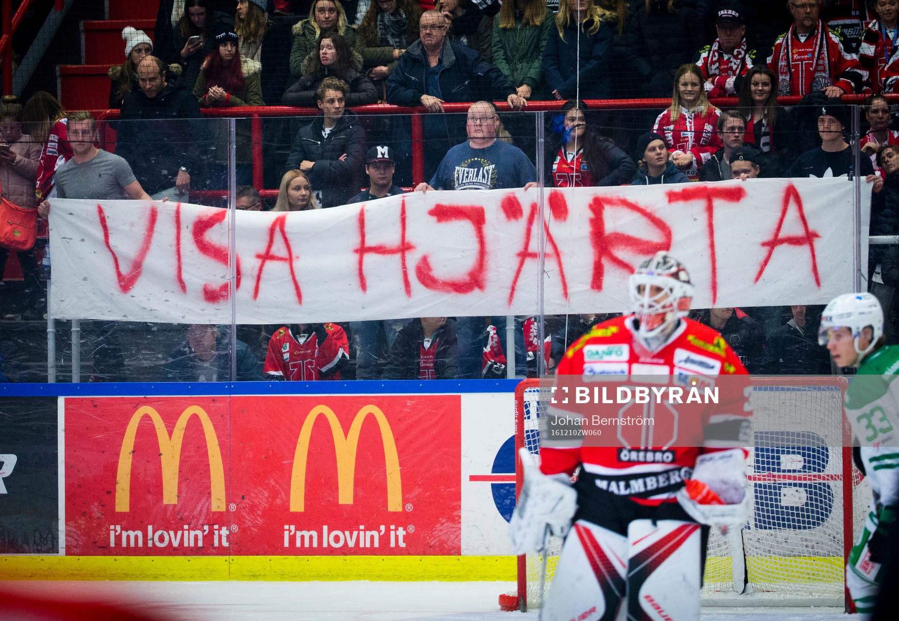 Örebropubliken håller upp en banderoll med texten visa