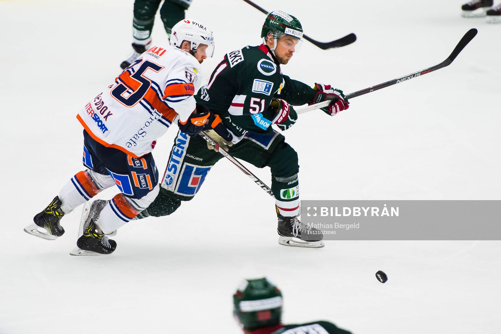 Växjös Liam Reddox i kamp om pucken med Frölundas Mats