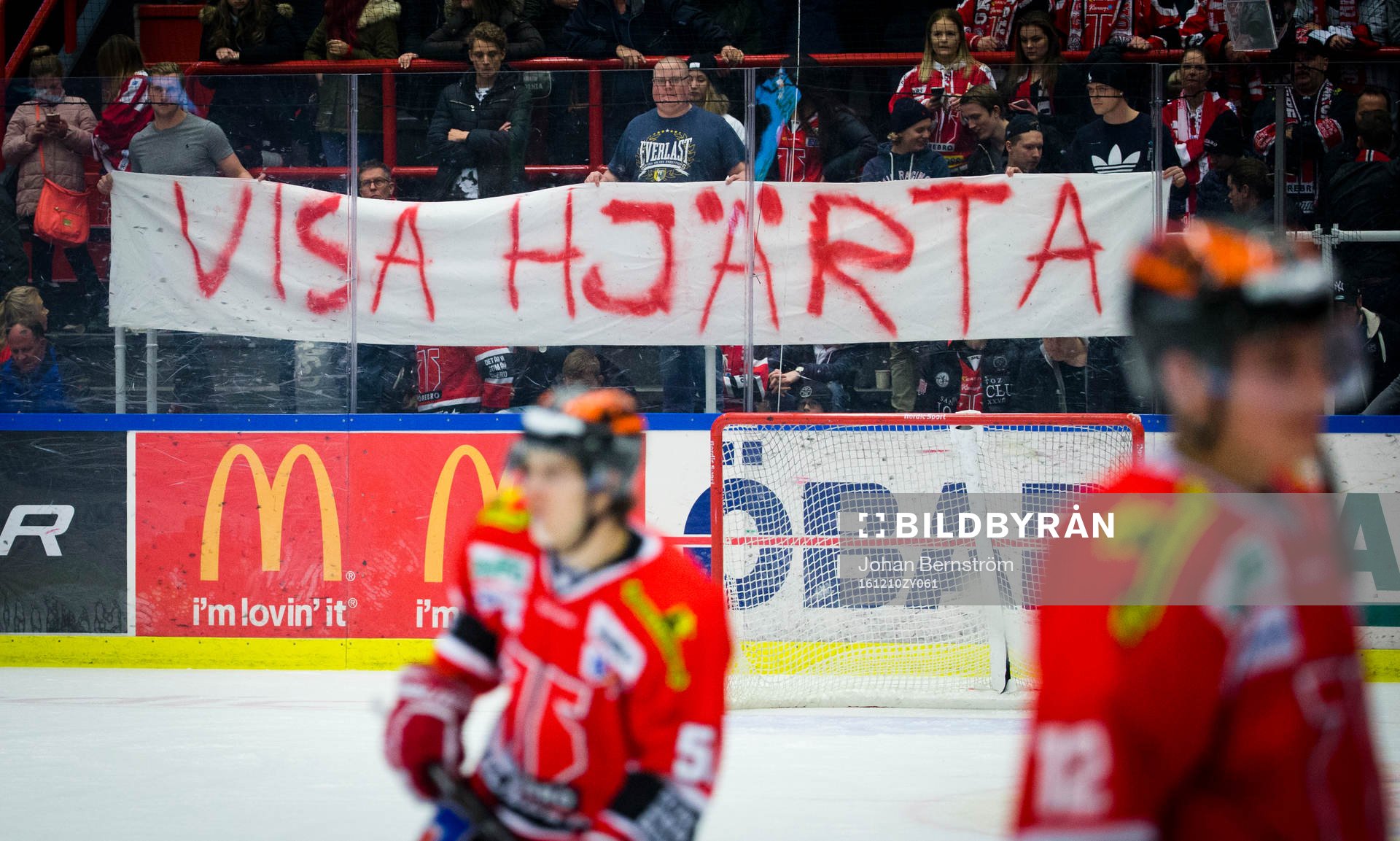 Örebropubliken håller upp en banderoll med texten visa