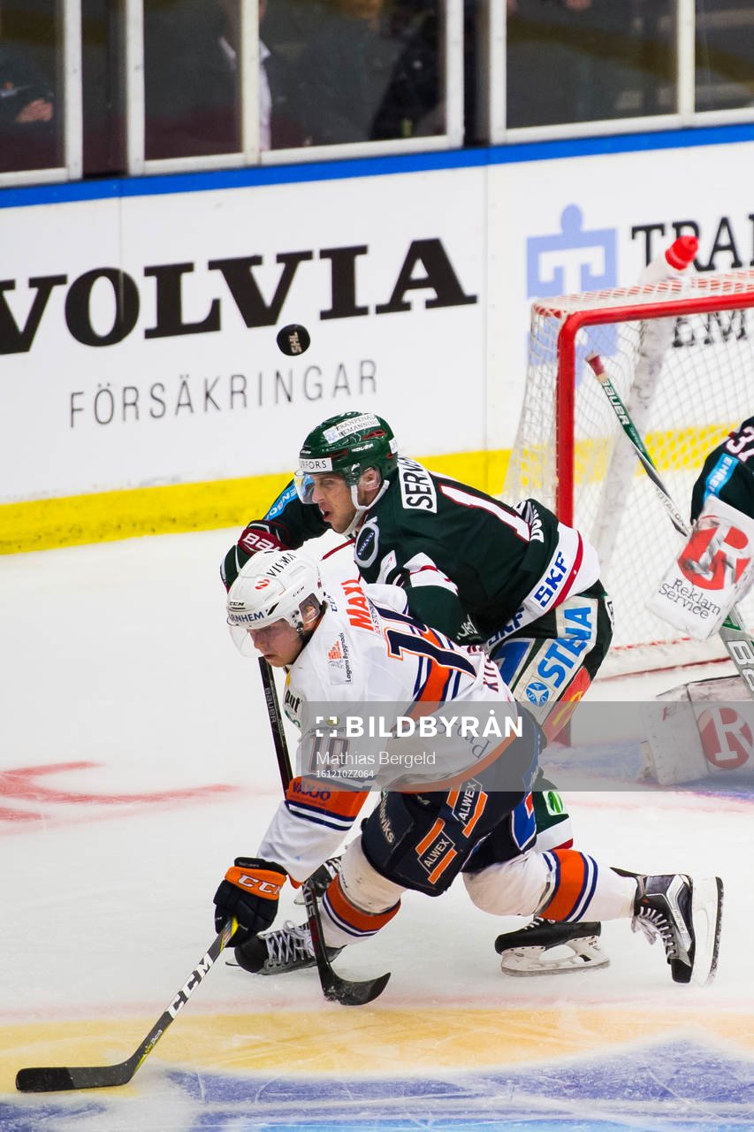 Frölundas Matt Donovan i kamp om pucken med Växjös