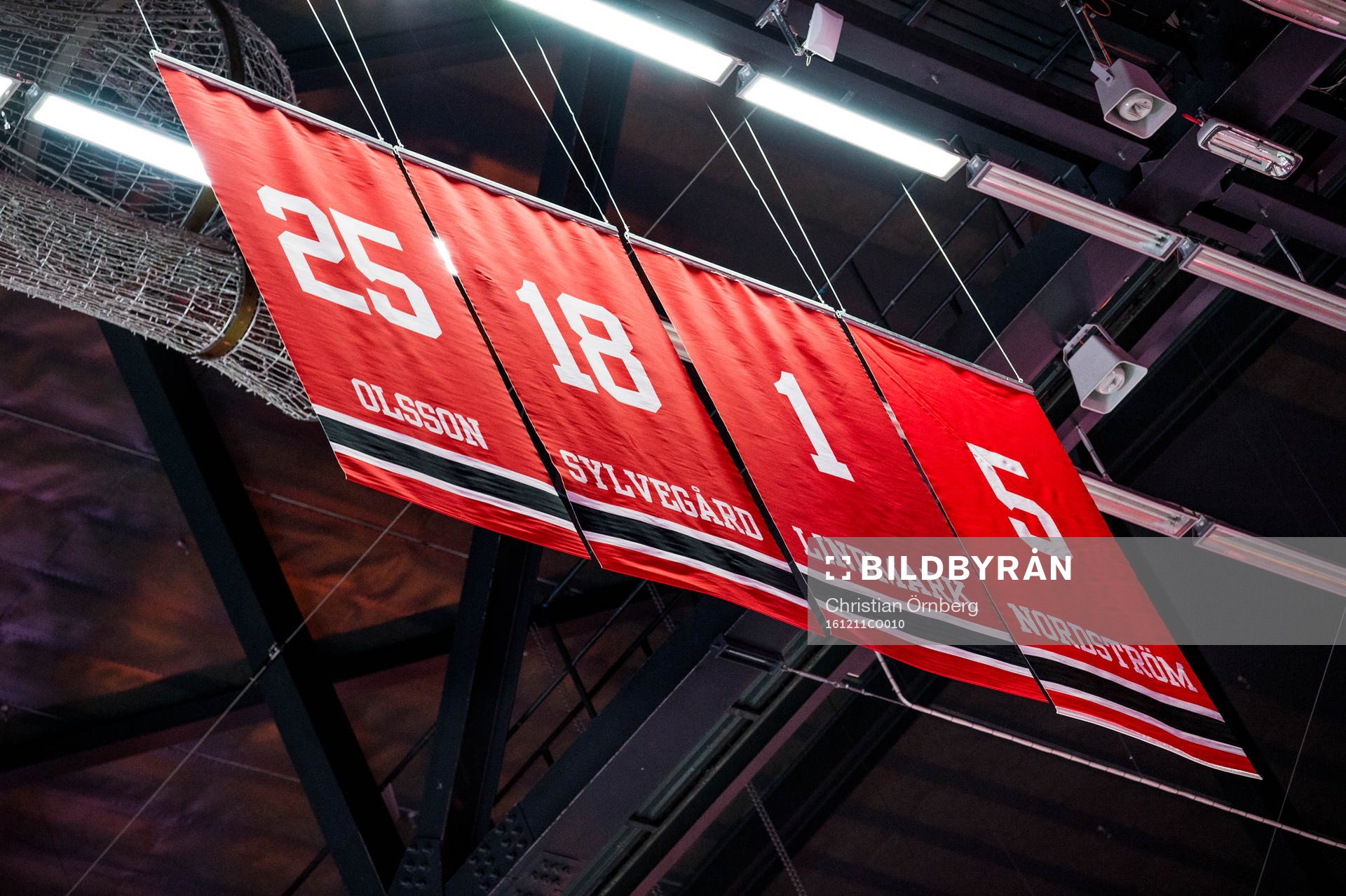 Malmö Redhawks tröjor i taket på Malmö Arena