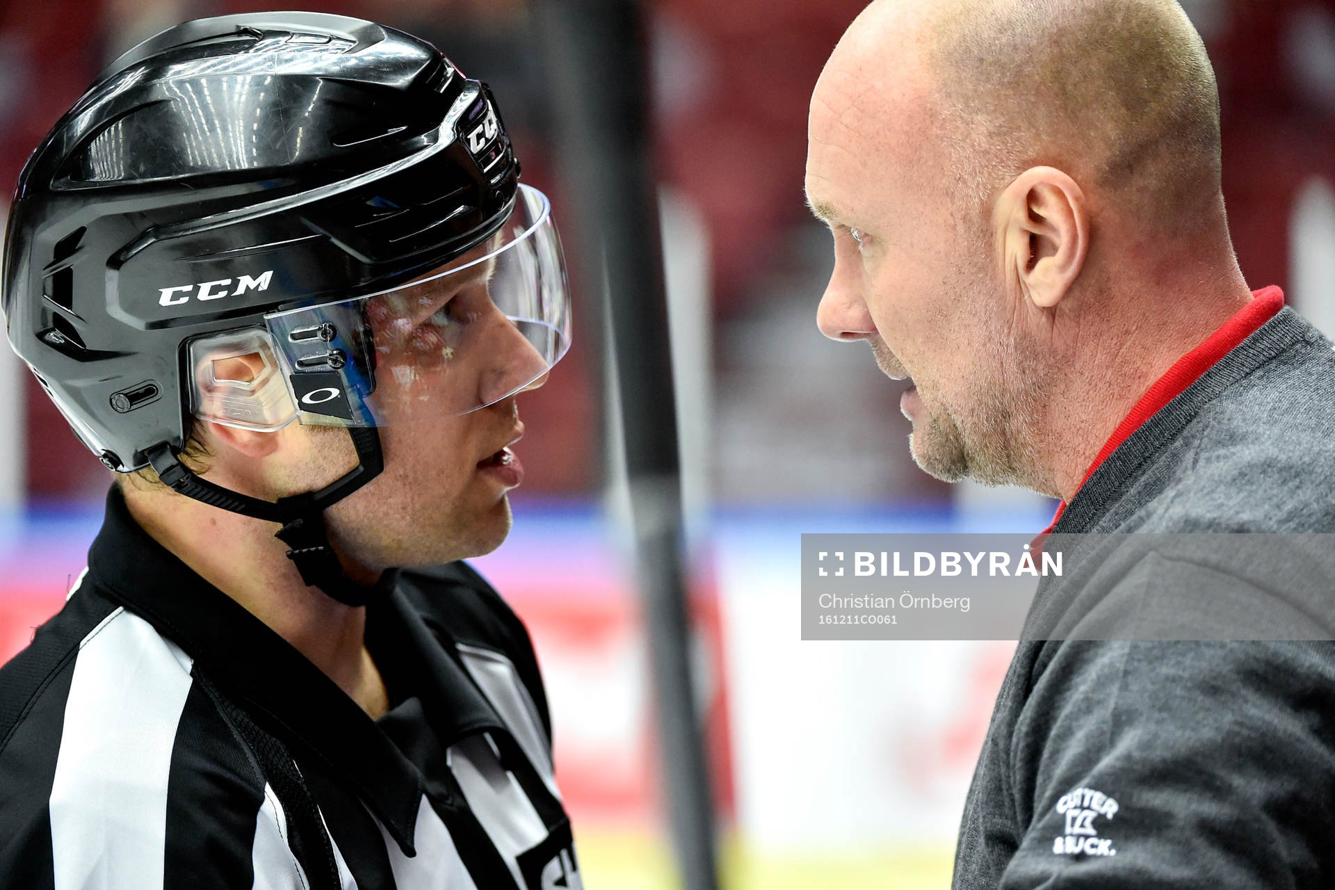 Domare Aleksi Rantala pratar med Malmö Redhawks tränare