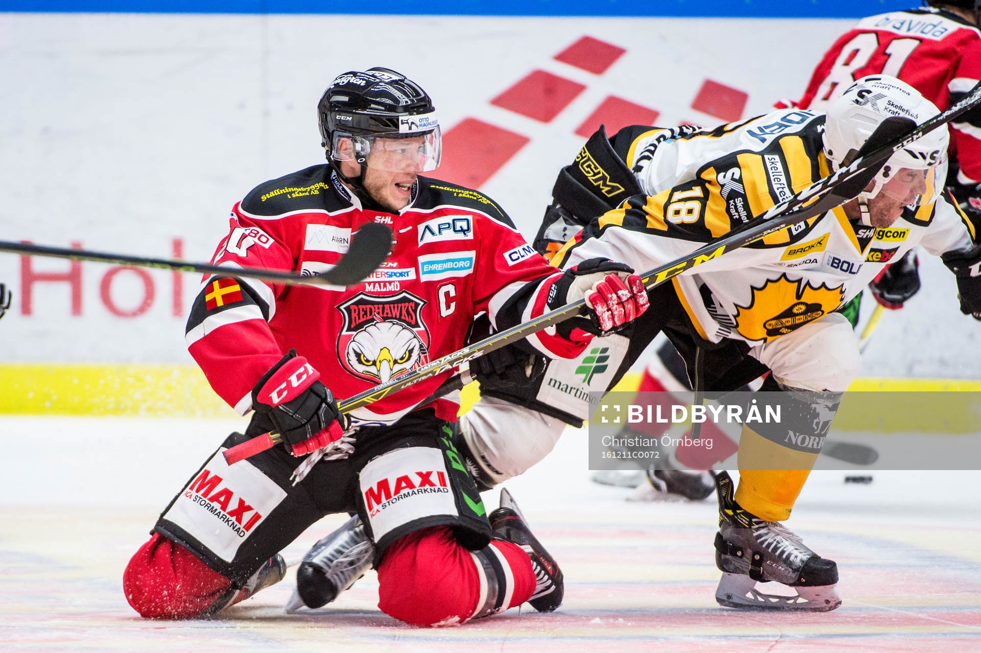Malmö Redhawks Erik Forssell nere på isen mot