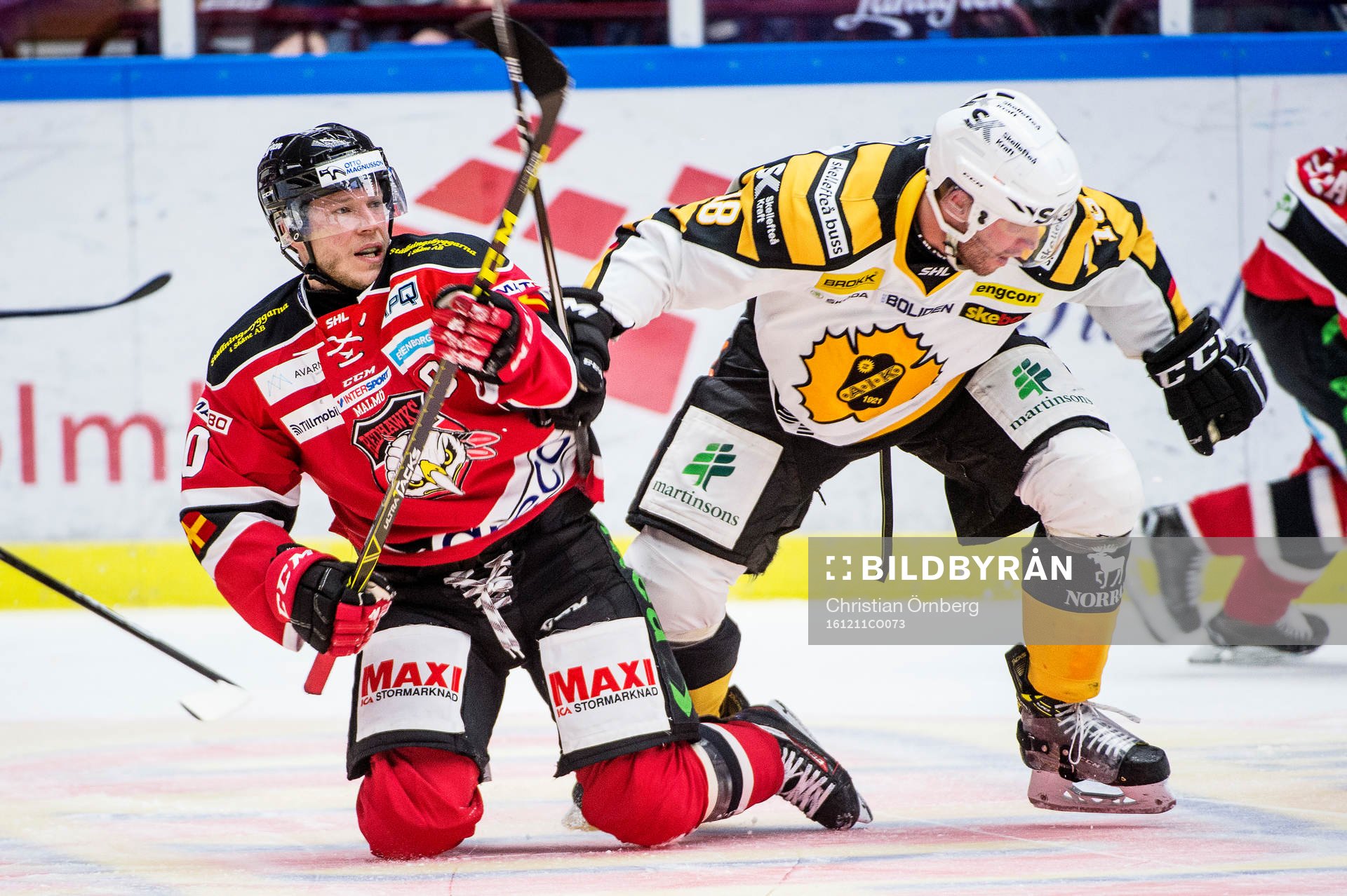 Malmö Redhawks Erik Forssell nere på isen mot