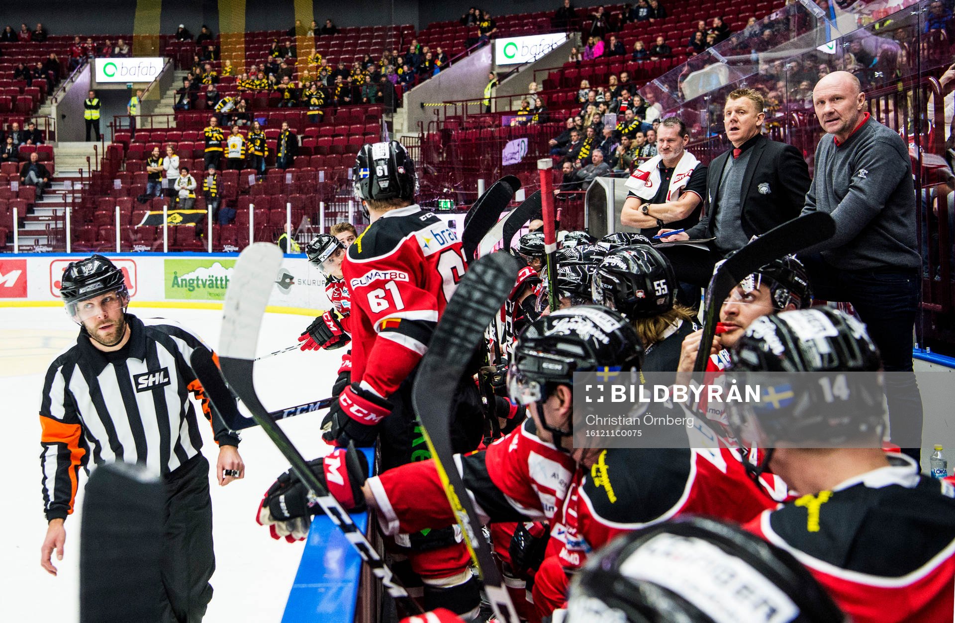 Domaren Marcus Linde framför Malmö Redhawks assisterande