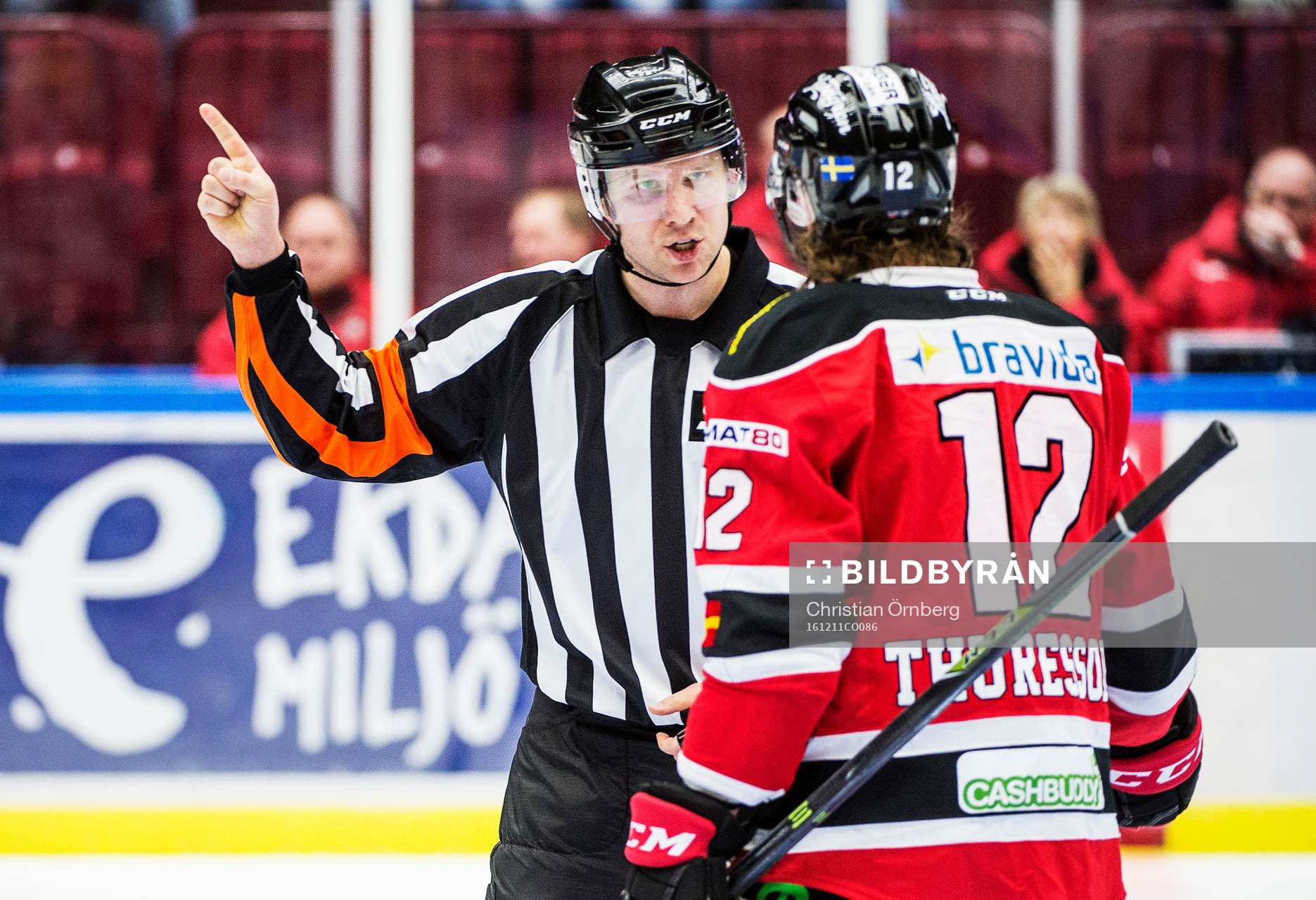 Domaren Aleksi Rantala i samtal med Malmö Redhawks Andreas