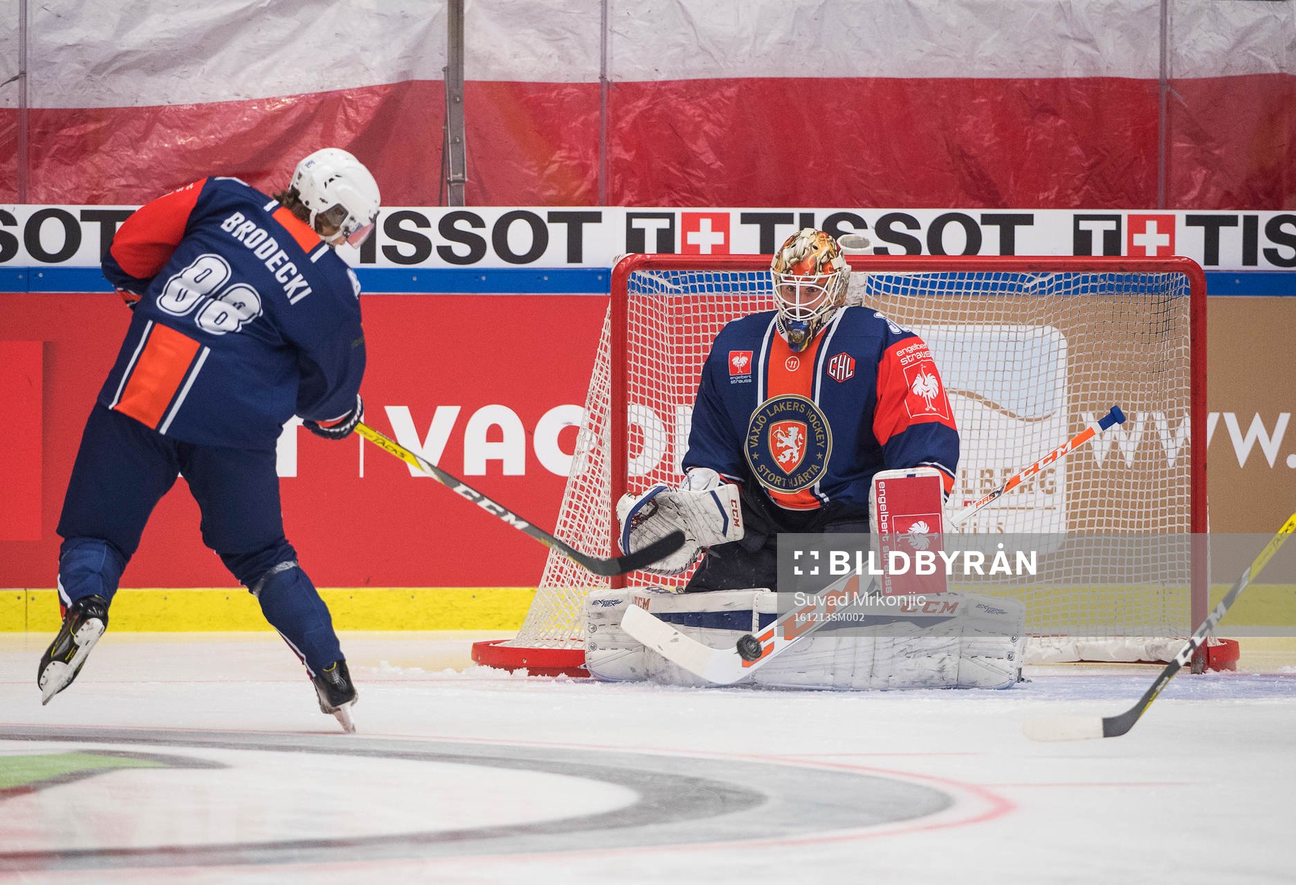 Växjös Adam Brodecki och målvakt Joacim Eriksson värmer