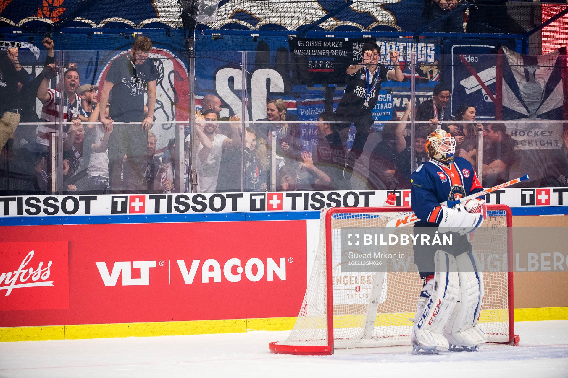 Jublande Zürichsupportrar bakom Växjös målvakt Joacim