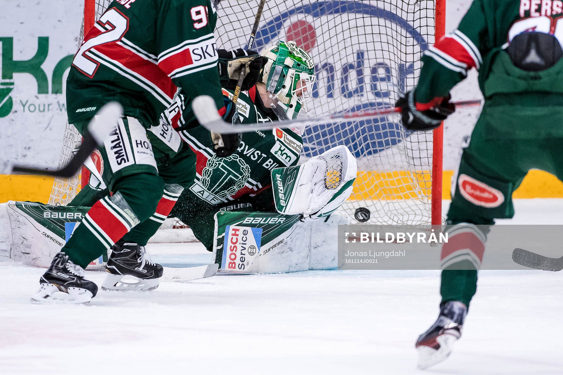 Södertäljes Jonas Westerling (ej i bild) styr pucken i