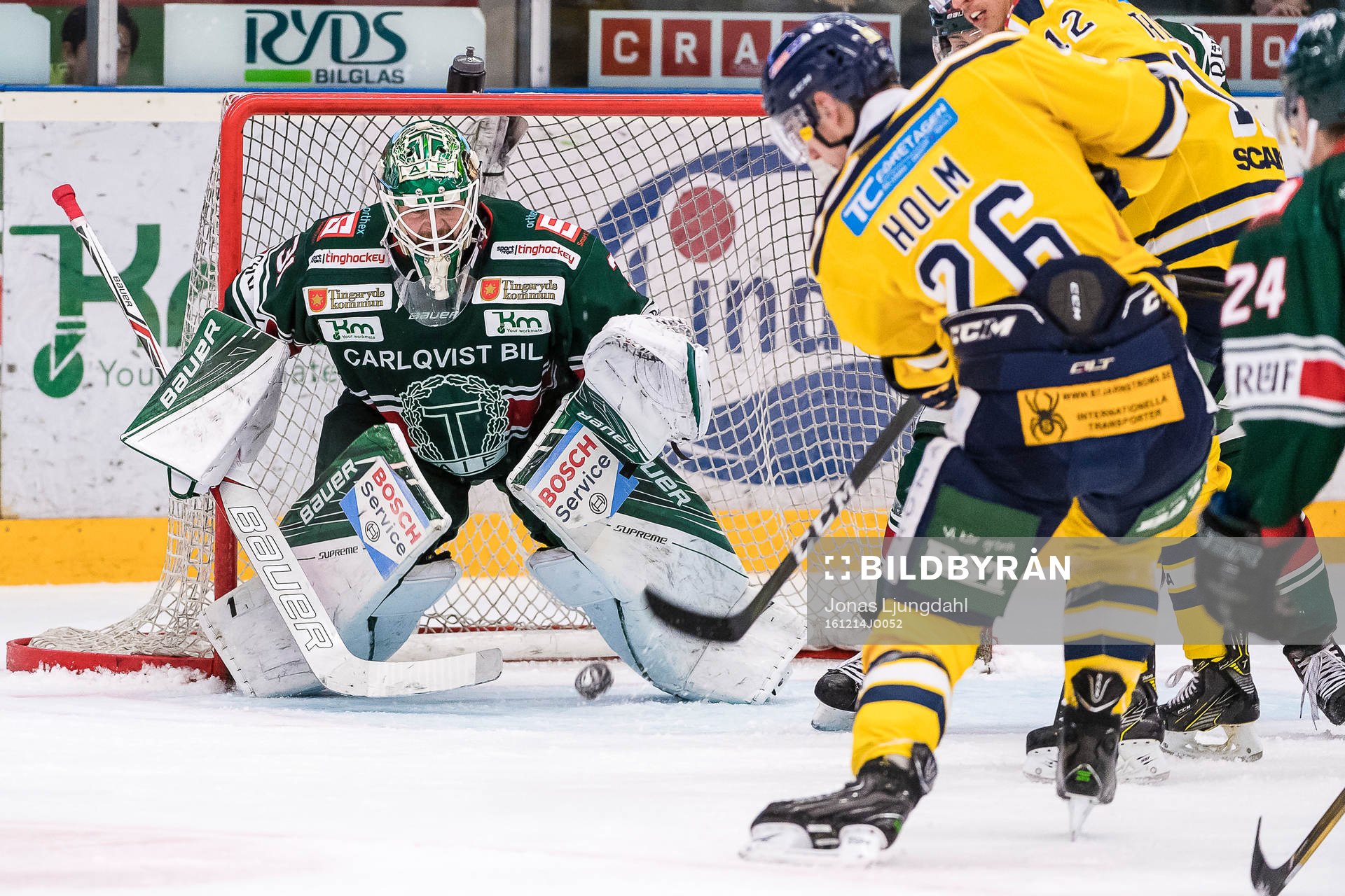 Tingsryds målvakt Niklas Rubin fokuserar på pucken