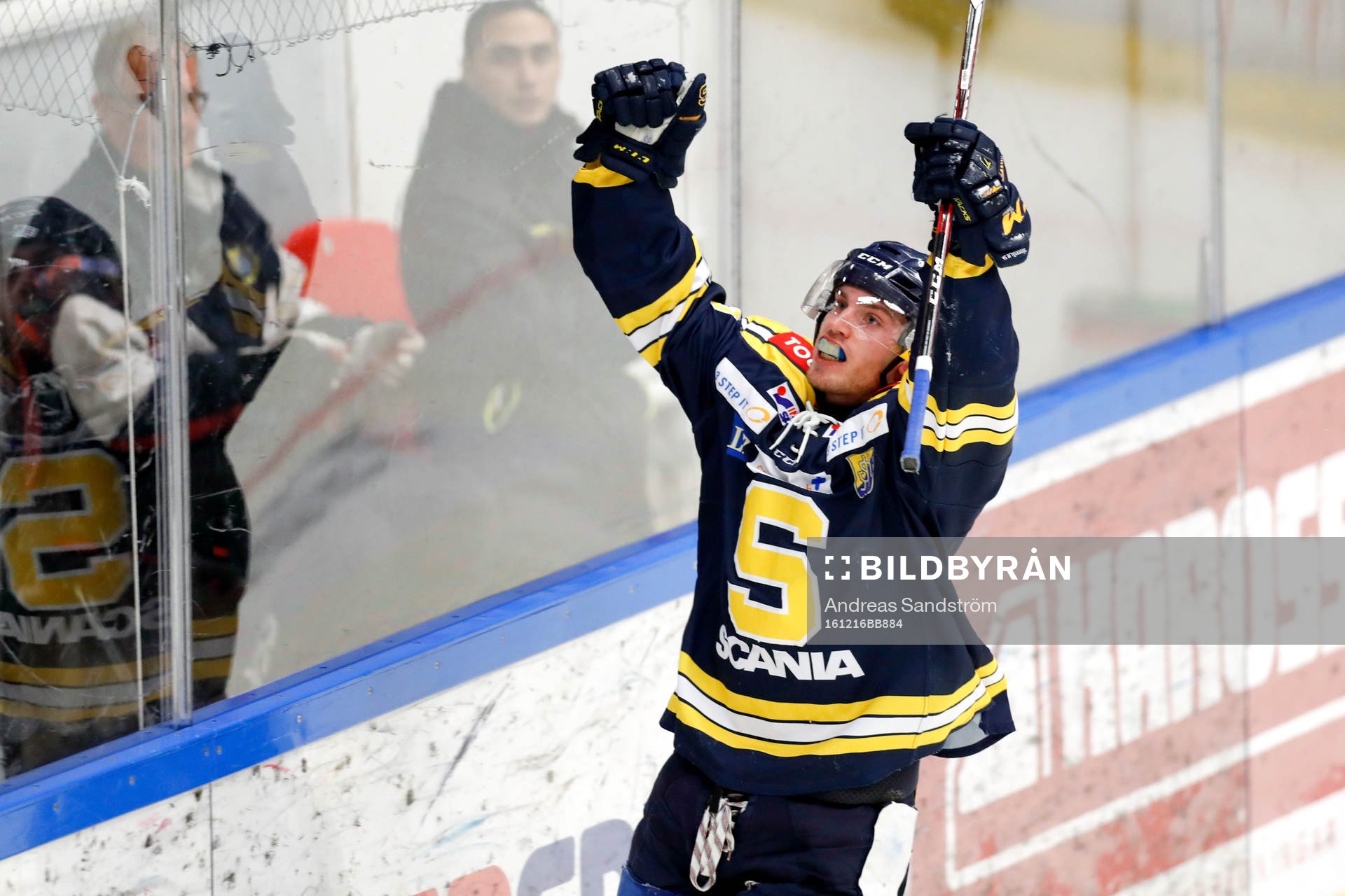 Södertäljes Patrik Kallmert jublar