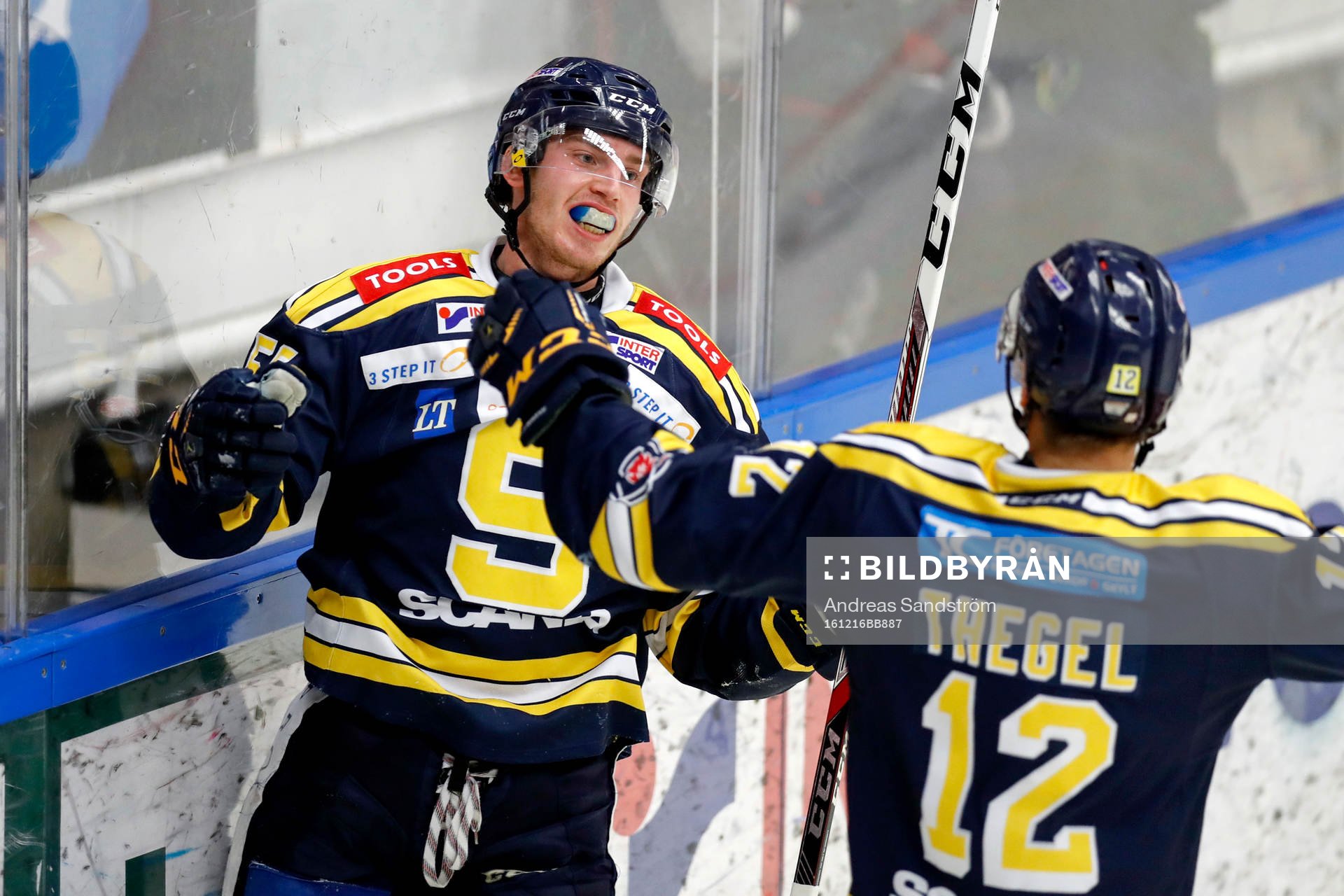 Södertäljes Patrik Kallmert och Henrik Thegel jublar