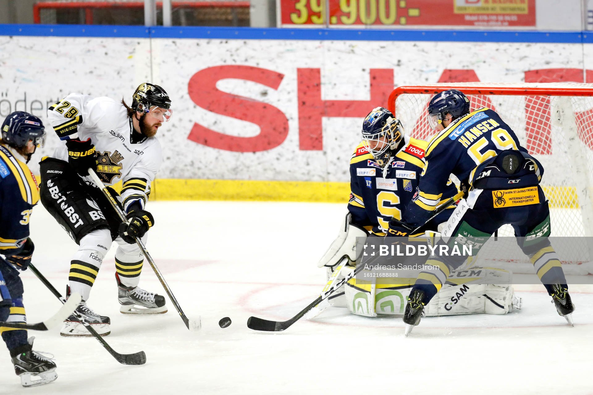 s Robin Dahlström oroar framför Södertäljes målvakt
