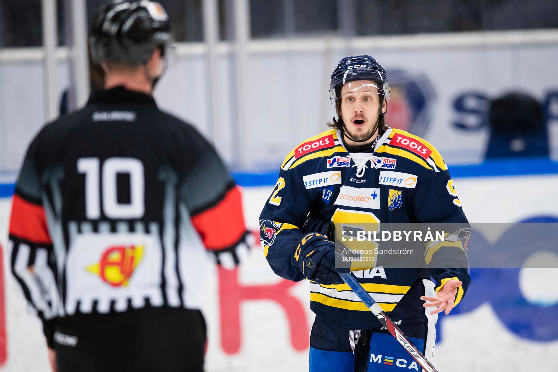 Södertäljes Jonas Westerling diskuterar med Domare Johan